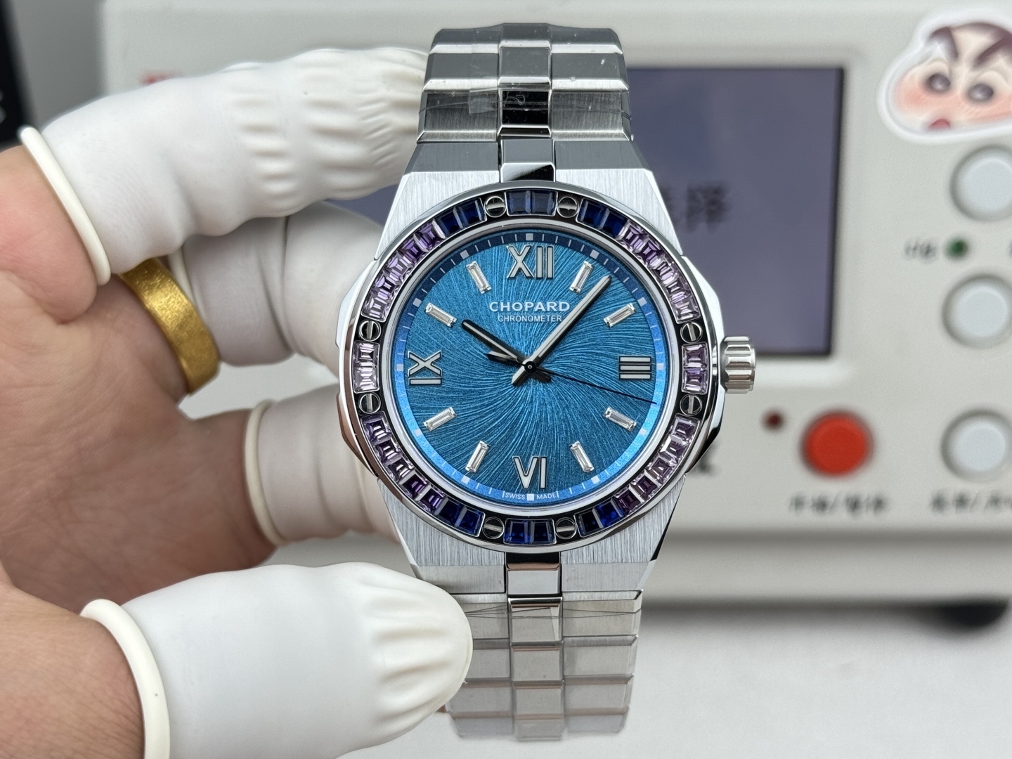 GHFactory 獨家力作👍
蕭邦AlpineEagle雪山傲翼系列
🌈彩T鑽🌟變色龍🦎滿天星✨限量款及隱藏款首推
如炬目光，比擬暗夜星芒⛰️於山川湖海間🌊洞見紳士願景與磅礡未來👔
尺寸：原裝一致41mmX9.7mm
機芯：9015改Chopard 01.01-c
錶鏈：獨家原版開模金磚型鏈節一體式錶鏈
岩石紋錶盤，鍍銠羅馬數字，時針及分針時標均覆以Super-LumiNova® X1級螢光塗層
致獻當代“雄鷹”，志存高遠之人在日常生活中超邁群倫，其視野啓迪人心、昇華情志。憑借遠見和決心，