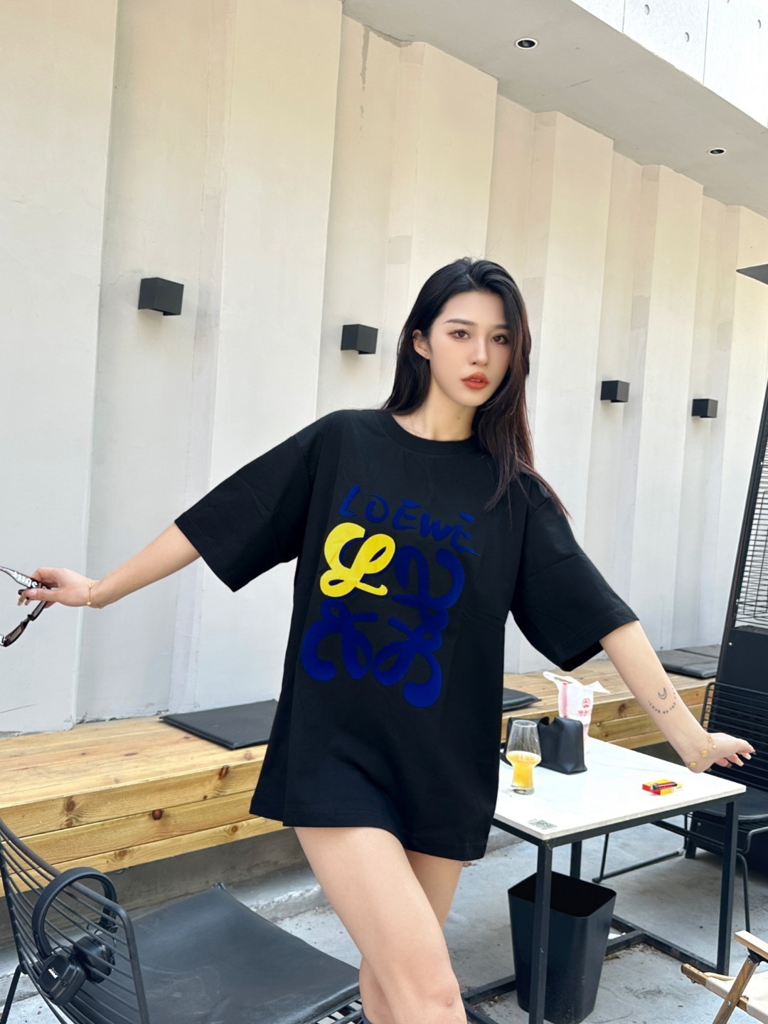 Loewe/羅意威 25ss 塗鴉彩繪植絨印花短袖T恤
260g棉質布料40支雙紗面料，無蝕塵‬毛藝工‬處布理‬面，紡織密度高，垂感佳，不易變形。
厚織感加上緊密紡紗工藝，不會影響Tee的透氣性，成色的飽和度很高
胸前撞色塗鴉彩繪植絨印花工藝
版型上身效果好，百搭好看的一款T恤，寬松版型遮肉顯瘦不挑人
顏色: 白色，黑色
S Size：S-XL