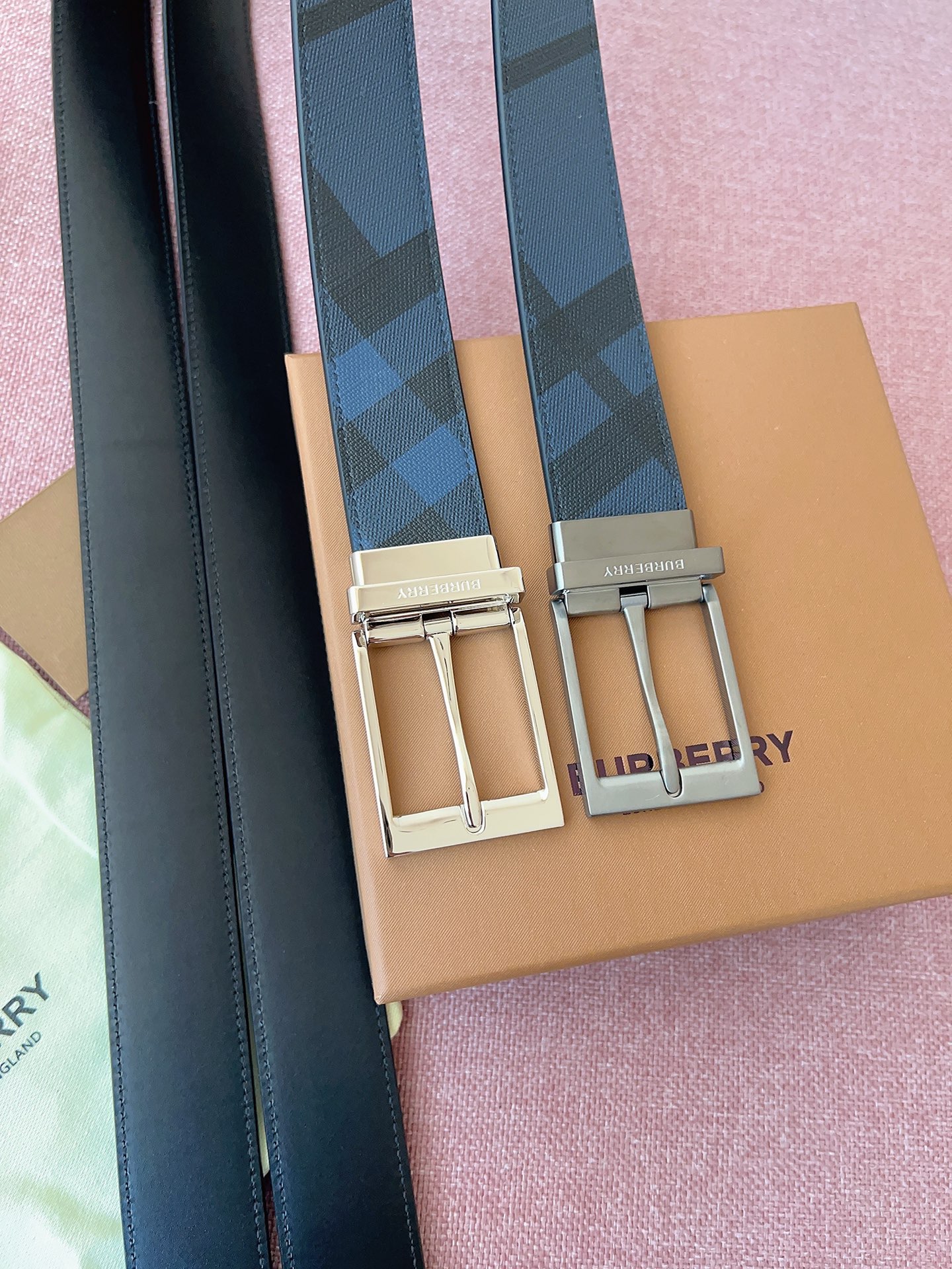 
Burberry博柏利品牌始終秉承傳統精髓，彰顯卓爾不凡的匠制工藝，優雅率性的英倫設計與銳意革新的時尚理念。3.5cm