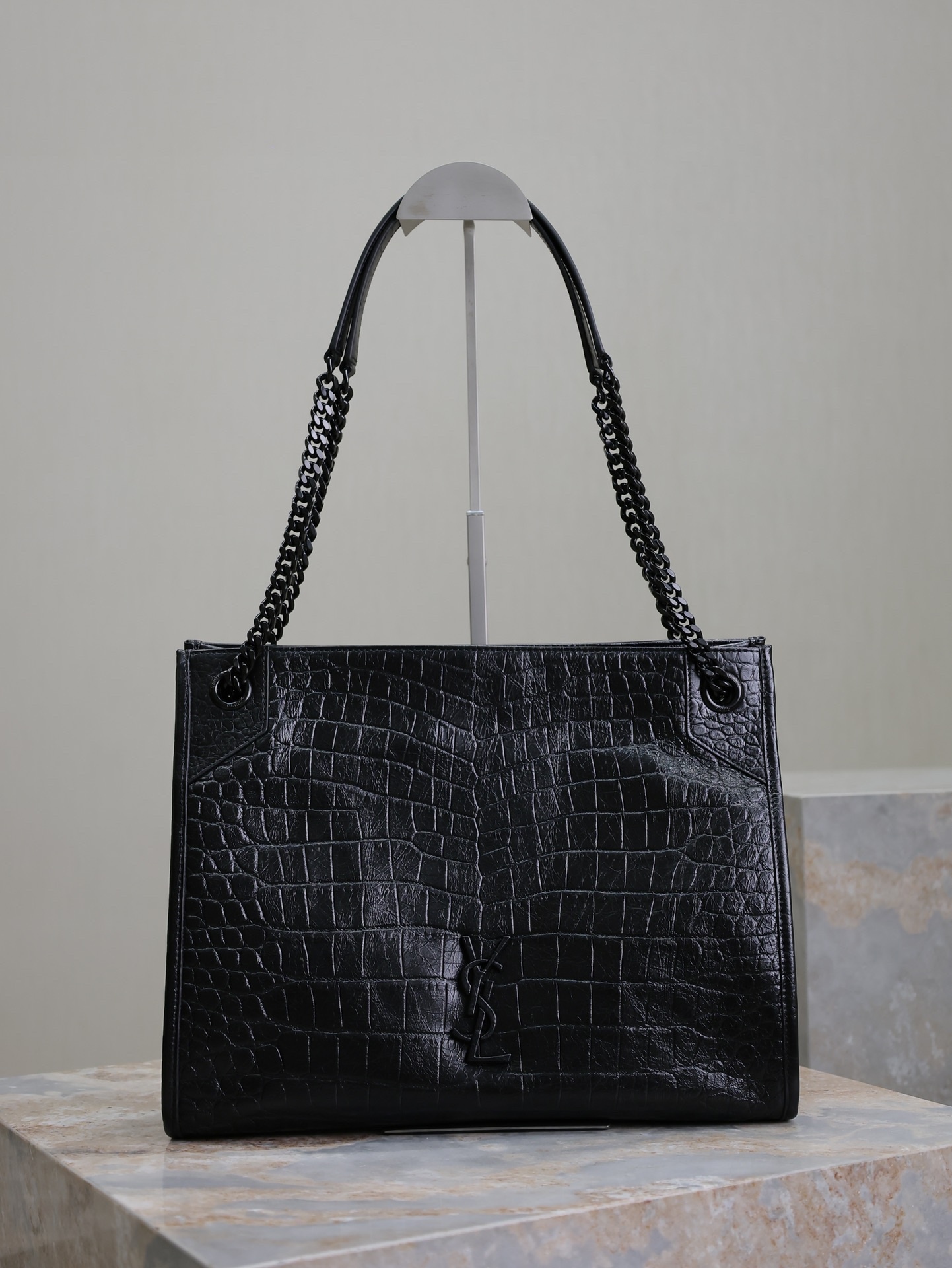 黑色黑扣鰐魚紋·
Niki shopping bag_
意大利進口鰐魚壓紋牛皮，五金是全牛皮包裹，工藝十分精湛！包袋中間有磁吸扣，保障了包包使用的安全性；內里有一拉鍊隔層及敞口插槽設計可放手機及零錢卡片，方便拿取，不會出現因為是大包而出現找不到東西的情況；包包自重非常輕，容量又足夠大，公文包、旅行包、購物袋、媽媽包隨意切換，實用性爆表！
型號：577999
尺寸：33x27x11.5cm