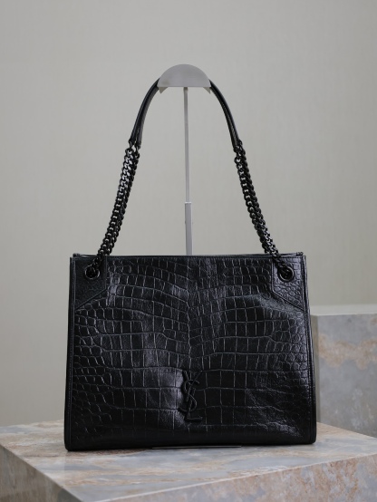 黑色黑扣鰐魚紋·
Niki shopping bag_
意大利進口鰐魚壓紋牛皮，五金是全牛皮包裹，工藝十分精湛！包袋中間有磁吸扣，保障了包包使用的安全性；內里有一拉鍊隔層及敞口插槽設計可放手機及零錢卡片，方便拿取，不會出現因為是大包而出現找不到東西的情況；包包自重非常輕，容量又足夠大，公文包、旅行包、購物袋、媽媽包隨意切換，實用性爆表！
型號：577999
尺寸：33x27x11.5cm