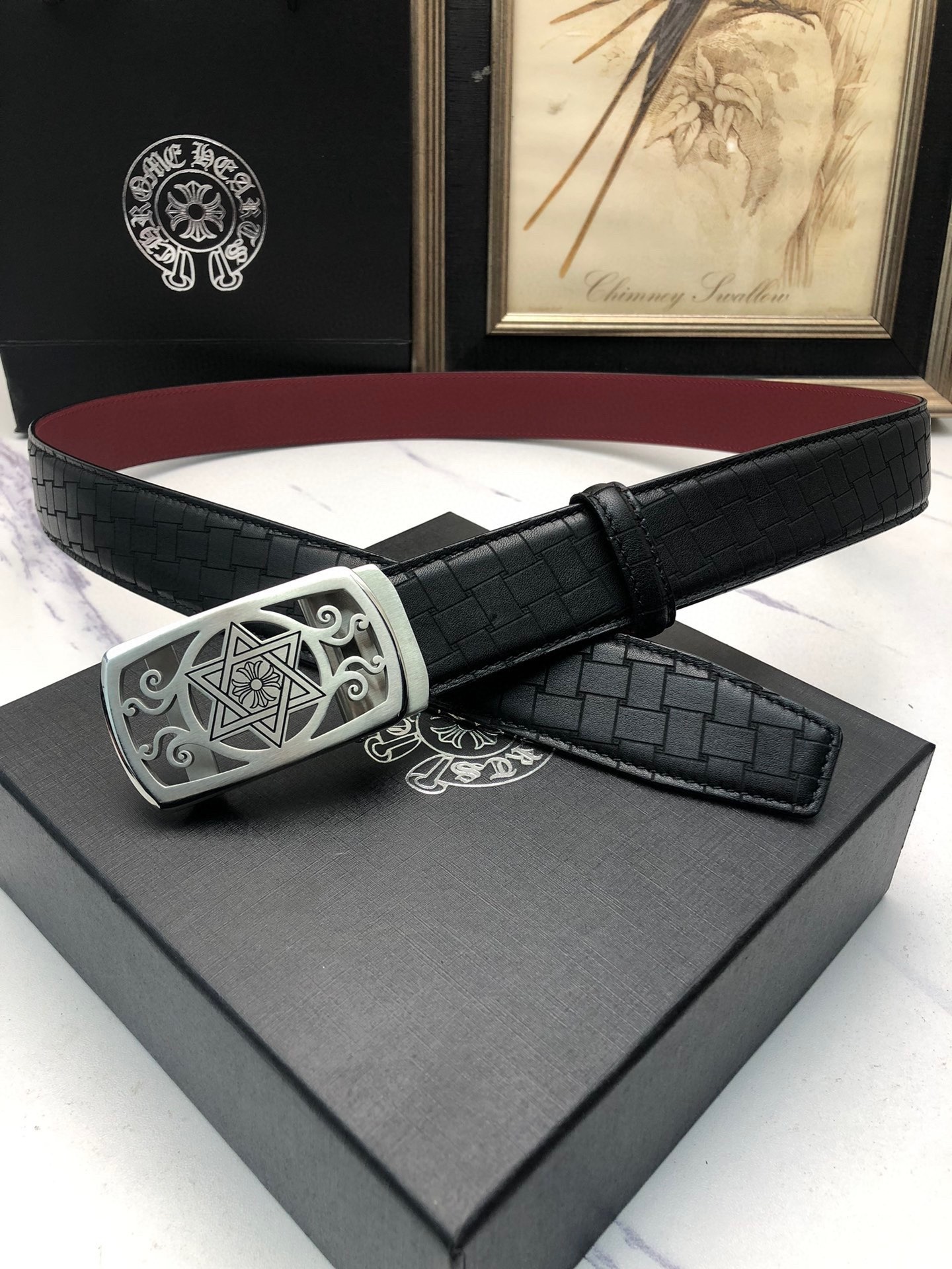 克羅星：原單頭層牛皮燙印花紋面，內襯頭層小牛皮底，搭配原單自動扣，可裁剪的自動帶，此款腰帶面雙採用意大利原定廠制進口牛皮帶身 ，對專版櫃足寬3.5