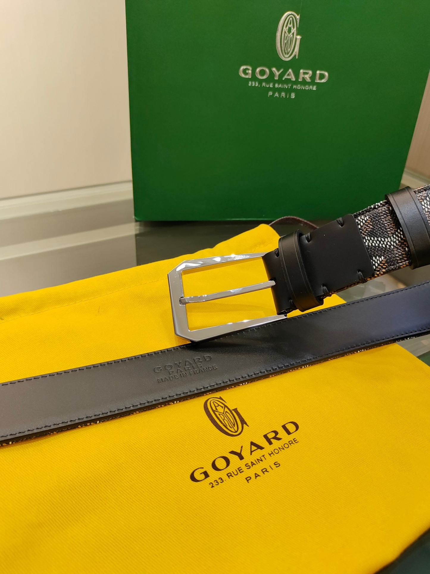 
Goyard(戈雅)腰帶源於法國奢侈品牌，設計風格簡約低調，腰帶身有標誌性帆布搭配進口頭層牛皮，腰帶扣採用簡約精品鋼扣，延續品牌的低調奢華，帶身寬度3.4CM，適用商務休閒日常佩戴。
