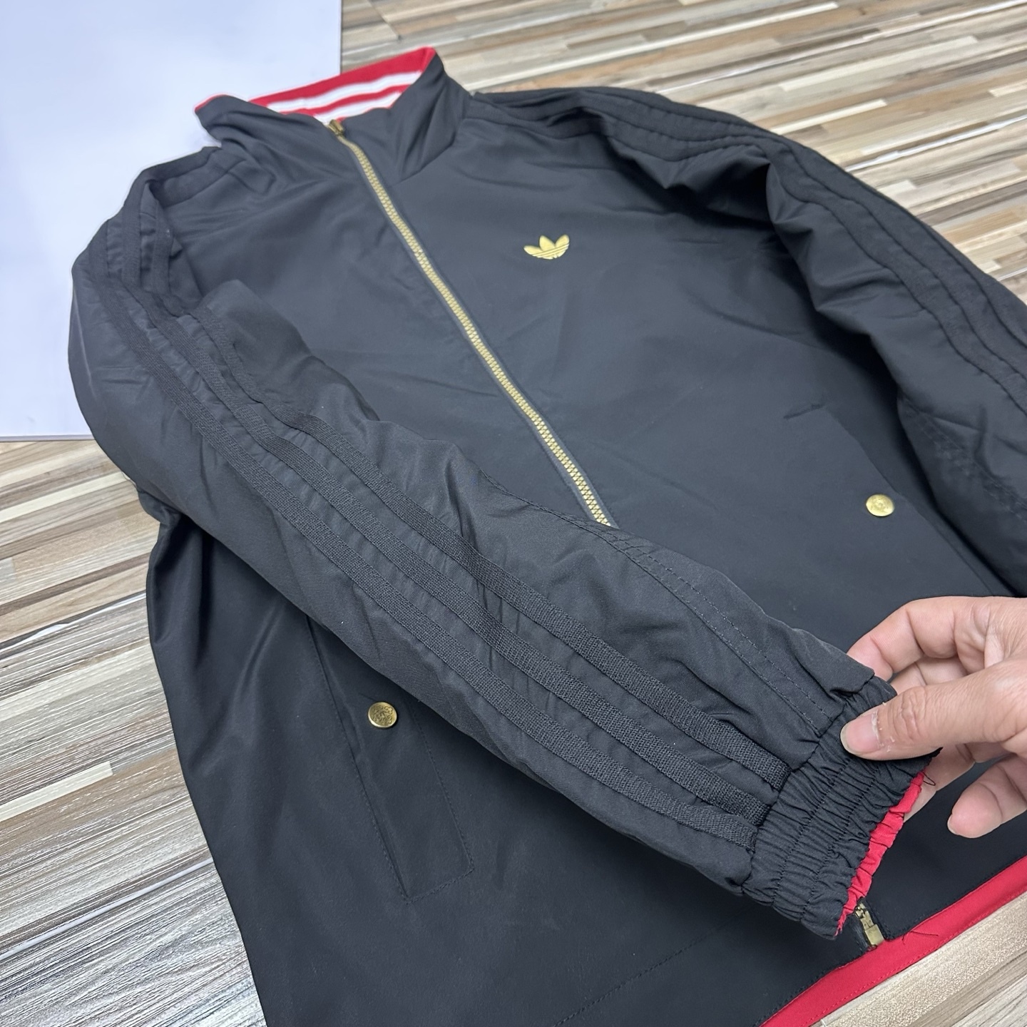 春秋季新款男士夾克外套女士外套夾克雙面穿外套紅色外套阿迪達斯三葉草外套三條槓夾克）
阿迪達斯 Adidas 三葉草兩面穿外套 
​黑紅撞色的外套在秋冬里超吸睛
​設計簡直是性價比王炸，雙面雙風格隨便切換，黑面走復古運動風，紅白條紋領撞色吸睛，側邊編織紋路藏滿細節

後背還有彩色刺繡三葉草，潮得毫不費力，紅面是經典白條紋款，簡約亮眼還巨顯白，
做工細節直接拿捏，全身細密鎖邊走線，針腳勻得找不出一根歪線，側邊編織紋路是規整手工走線，穿再久都不會松垮開線，

五金輔料更是誠意滿滿，領口織帶包边厚实挺