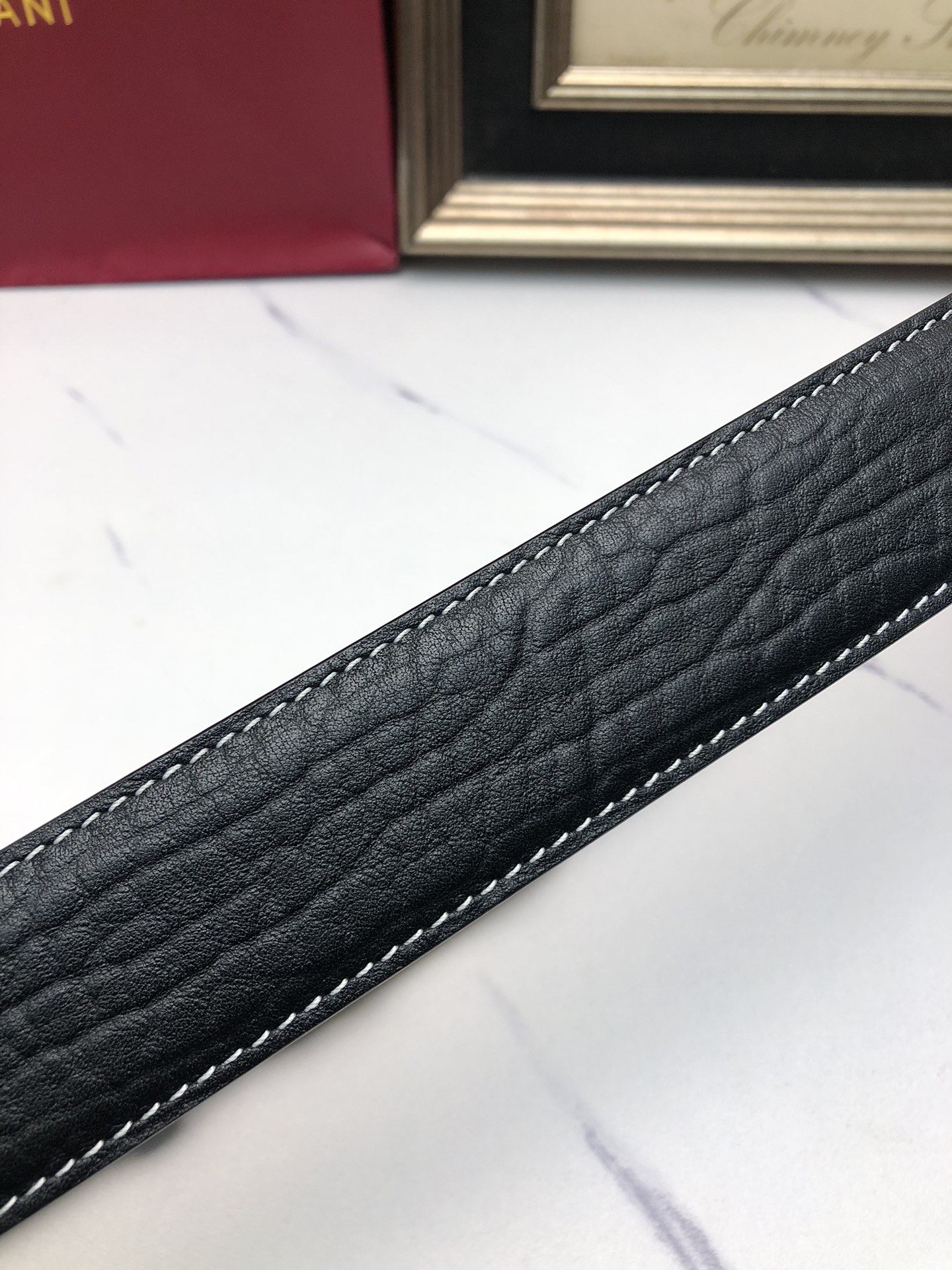 華倫天奴：原單頭層牛皮大象皮紋面，內襯頭層小牛皮底，搭配原單自動扣，可裁剪的自動帶，此款腰帶面雙採用意大利原定廠制進口牛皮帶身 ，對專版櫃足寬3.5