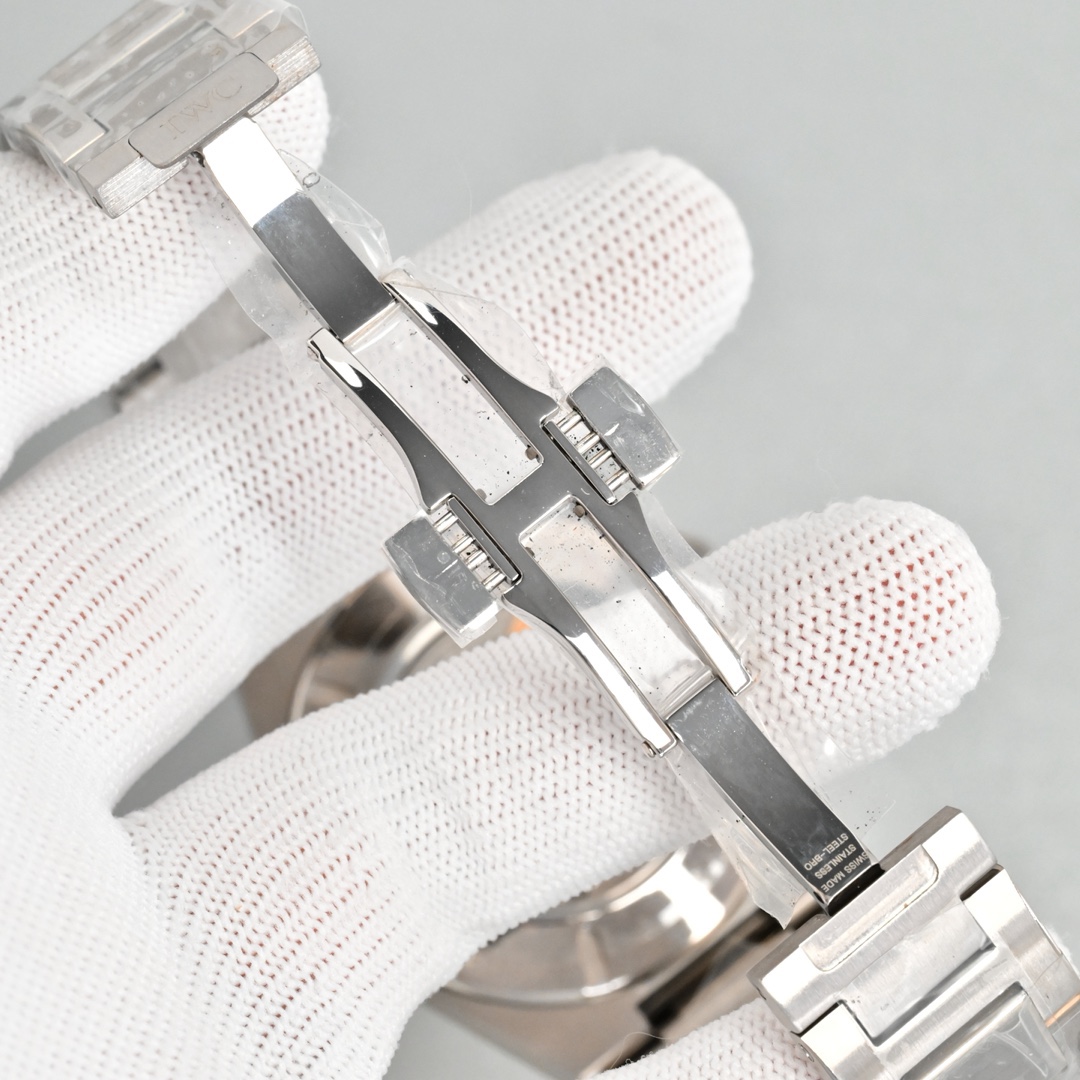 KR新品  萬國工程師系列萬年曆腕表，復刻界最複雜的腕表，所有功能同步原裝，所有功能調節通過把頭控制.
1⃣️【功能介紹】3點鐘位置顯示日曆，9點鐘位置顯示星期，6點鐘月份月相指針顯示。

2⃣️【做工精細】外殼採用原版同樣的三件套結構，中間拉絲，上下殼為拋光，鏡面採用高成本的鍋蓋形藍寶石，使其質感提升。

3⃣️【機芯性能】尺寸41.6mm,機芯採用天津機芯改82600，高效穩定，動力時間長達72小時以上，進行加裝複雜的萬年曆模塊，而且同步所有功能實現同步原裝通過把頭調節。

