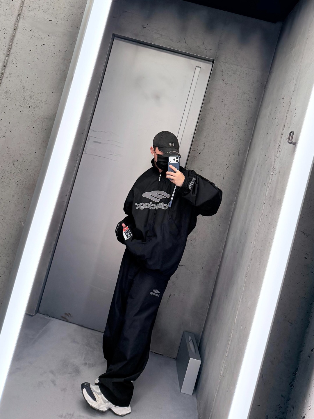 🔝Balenciaga 巴黎世家 26SS 3M徽章衝鋒衣夾克外套
Football系列夾克 黑色主調+灰色Logo刺繡 緞面材質自帶光澤 oversize版型超顯瘦 立領設計利落有型 袖口和下擺細節豐富 左下角“88”數字+品牌元素 辨識度超高 日常街頭、暗黑風都能輕鬆駕馭 搭配同系列衛衣或褲子 酷感造型輕鬆get
尺碼：XS-L