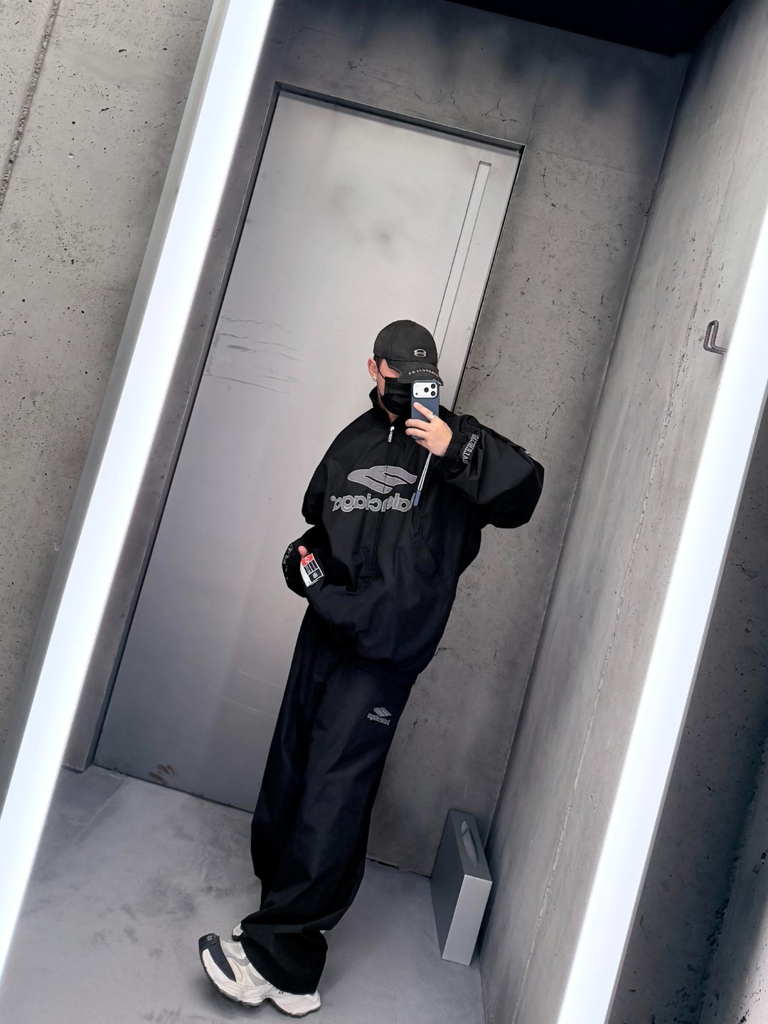 🔝Balenciaga 巴黎世家 26SS 3M徽章衝鋒衣夾克外套
Football系列夾克 黑色主調+灰色Logo刺繡 緞面材質自帶光澤 oversize版型超顯瘦 立領設計利落有型 袖口和下擺細節豐富 左下角“88”數字+品牌元素 辨識度超高 日常街頭、暗黑風都能輕鬆駕馭 搭配同系列衛衣或褲子 酷感造型輕鬆get
尺碼：XS-L