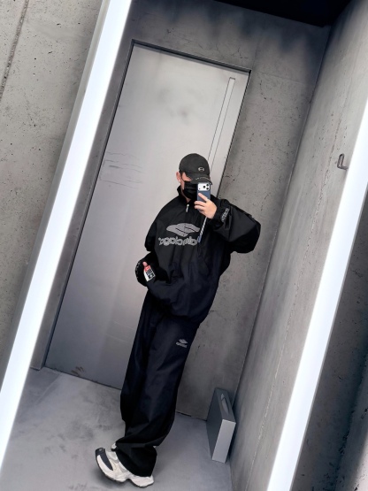 🔝Balenciaga 巴黎世家 26SS 3M徽章衝鋒衣夾克外套
Football系列夾克 黑色主調+灰色Logo刺繡 緞面材質自帶光澤 oversize版型超顯瘦 立領設計利落有型 袖口和下擺細節豐富 左下角“88”數字+品牌元素 辨識度超高 日常街頭、暗黑風都能輕鬆駕馭 搭配同系列衛衣或褲子 酷感造型輕鬆get
尺碼：XS-L