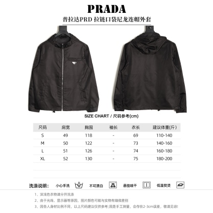 🔝PRADA/普拉達PRD 拉鍊口袋尼龍連帽外套
選用品牌標誌性的再生尼龍面料，與傳統尼龍性能相當，具備高強度，抗撕裂，耐磨損等特性。其質地輕盈，同時又具備防水功能適合多場景需求。抗皺，快乾的特點也易於日常打理維護。
定制三角徽標通過4個0.8mm金屬爪釘固定於衣身，爪釘背面經手工打磨至圓潤，避免刮蹭。下擺彈力抽繩選用7芯高彈尼龍繩，直徑3mm，配合橡膠扣，可實現±5cm長度調節。抽繩孔採用「金屬雞眼+防磨環」雙重保護，雞眼內徑5mm，邊緣光滑無毛刺，反復抽拉500次無變形。
袖口採用紐扣調
