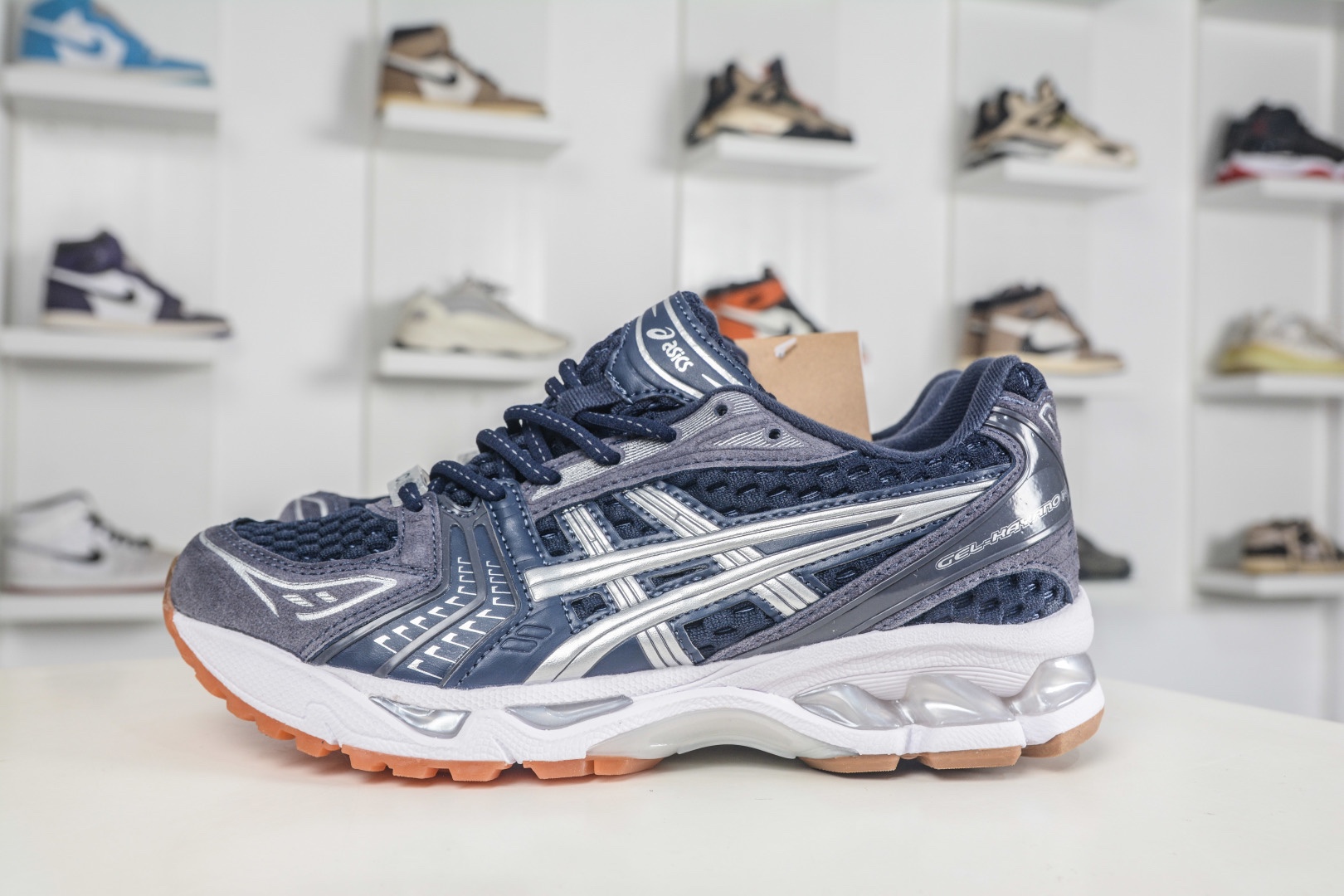 Asics Gel-Kayano 14  亞瑟士運動休閒透氣專業跑鞋
貨號:1203A926 400
尺碼：36 37 37.5 38 39 39.5 40 40.5 41.5 42 42.5 43.5 44 45