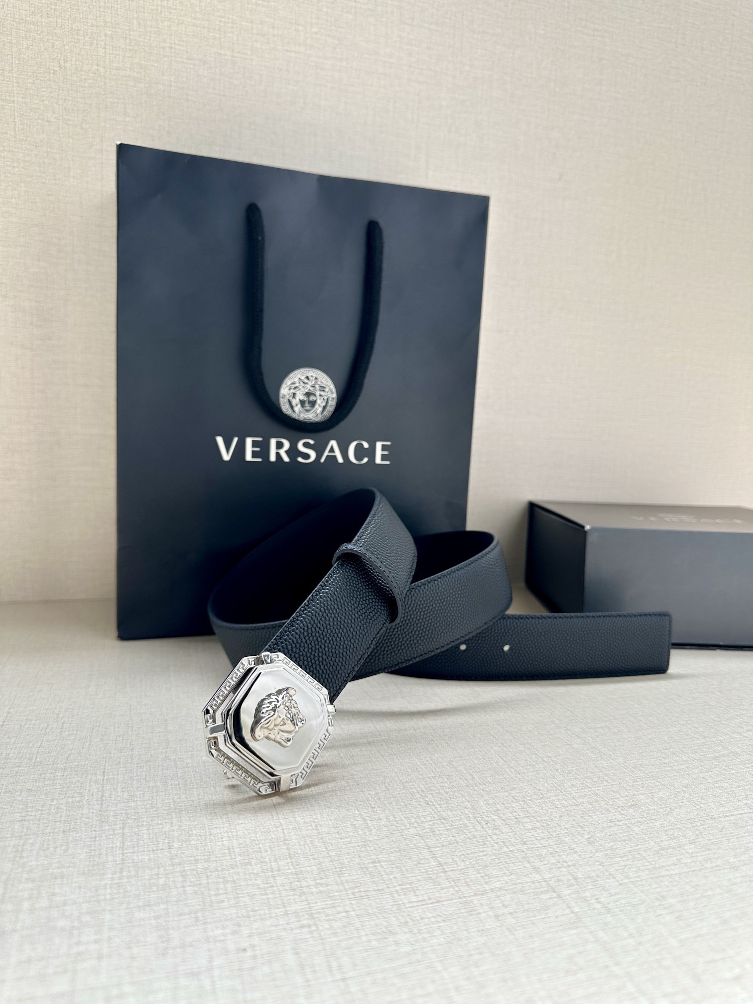寬度4.0cm VERSACE （範思哲）此款柔軟的皮帶飾3D美杜莎腰帶扣，可搭配正裝或休閒牛仔裝。