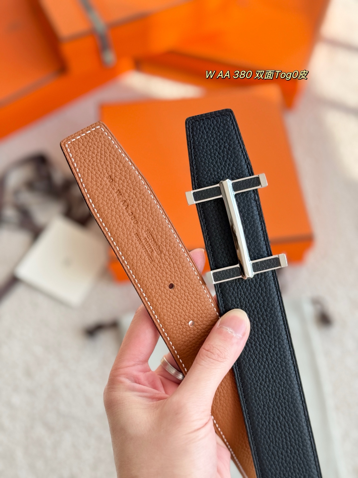 
❤️款 （ Y AA 080 ）Flibustier 精品五金 搭配双面进口 TOGO皮 宽度38MM 以其精湛工艺高品质材料和经典设计备受推崇 是男士腰带顶级选择 简约大气 适合商务和休闲场合 产品手感细腻 不仅是实用配饰 更是身份与品味的象征 ❤️