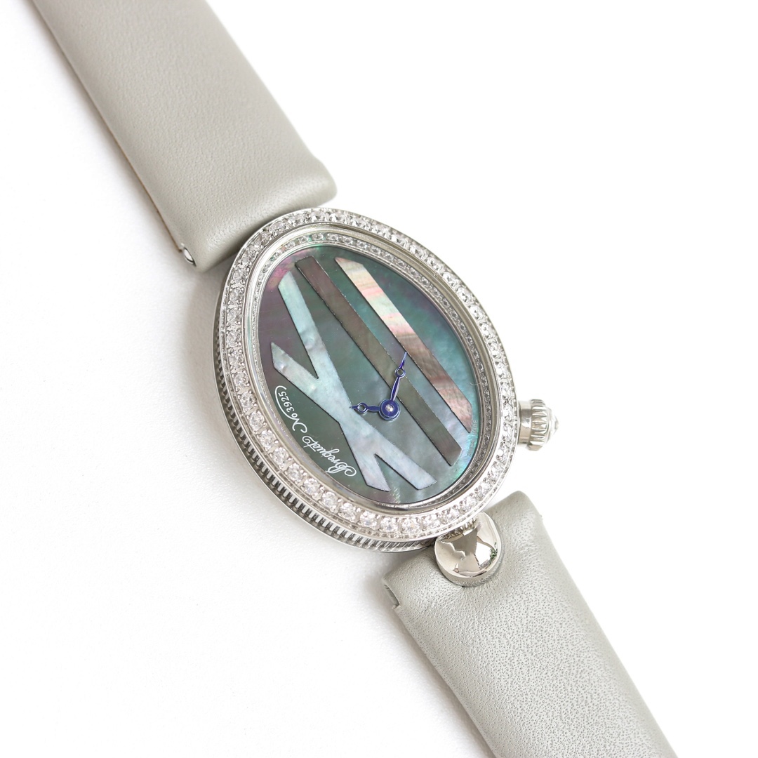 AW廠出品。那不勒斯王后系列REINE DE NAPLES[色]高品質女士瑞士石英機芯女表、
圓弧形的錶盤採用閃閃發光的白色天然母貝製成，錶盤上的羅馬數字“XII”則採用白色天然母貝製成，以細木鑲嵌工藝固定於錶盤之上。母貝材質脆弱易碎，因此在細木鑲嵌工藝中尤為棘手，可謂名副符其實的傑作。