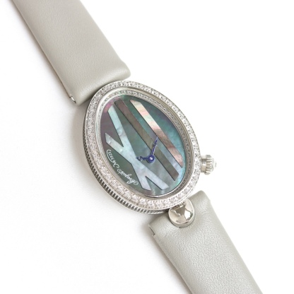 AW廠出品。那不勒斯王后系列REINE DE NAPLES[色]高品質女士瑞士石英機芯女表、
圓弧形的錶盤採用閃閃發光的白色天然母貝製成，錶盤上的羅馬數字“XII”則採用白色天然母貝製成，以細木鑲嵌工藝固定於錶盤之上。母貝材質脆弱易碎，因此在細木鑲嵌工藝中尤為棘手，可謂名副符其實的傑作。