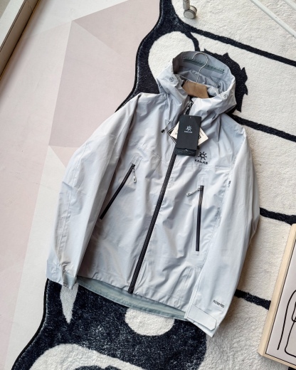 KAILAS凱樂石博格達衝鋒衣！防風防水透氣保溫，六色可選！面料採用與100D Gore-Tex Pro同級防護科技，人性化剪裁設計立體剪裁在肩部、肘部預留充足活動空間，背負重包時也不會束縛動作。風帽後側設有抽繩調節系統，暴雨時收緊可防止雨水糊臉；袖口採用鈎環固定，大幅活動時不易移位。透氣與輕量平衡腋下雙拉鍊設計能在運動時形成有效通風。整體重量控制得當，長途徒步不會造成負擔。可拆卸內膽：三合一設計最驚喜的是羽絨內膽
羽絨內膽特別輕便，保暖效果很好；可拆卸，很方便穿脫，拆掉羽絨內膽，就是一件風殼