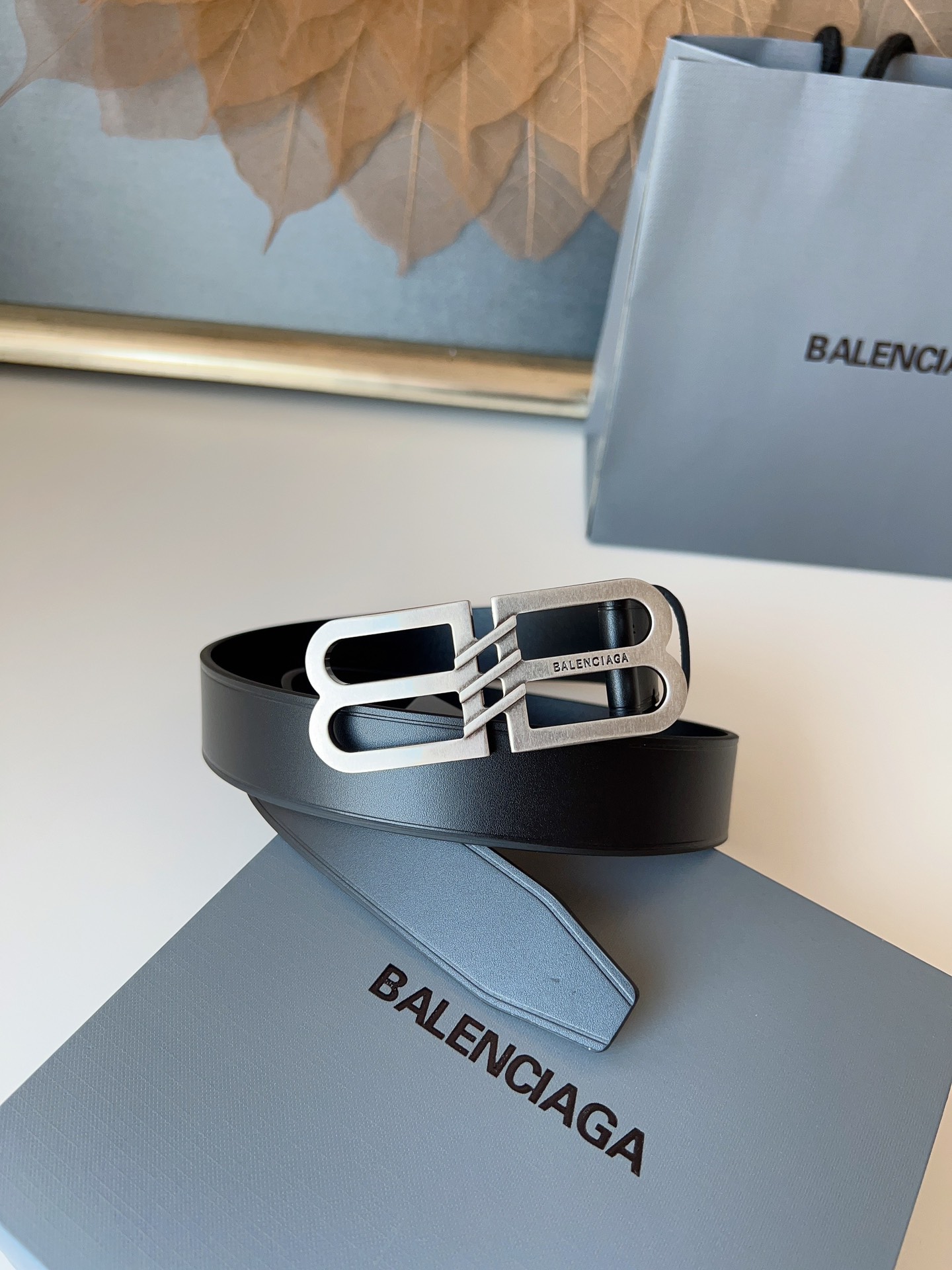 巴黎世家（Balenciaga）寬度3.0cm 是法國的奢侈品牌，作為時尚界最具影響力品牌之一的地位。設計師源於：都市時尚潮流獨特的設計風格，採用進口小牛皮製作；搭配純銅復古五金，使其更具魅力。值得擁有的百搭精品！