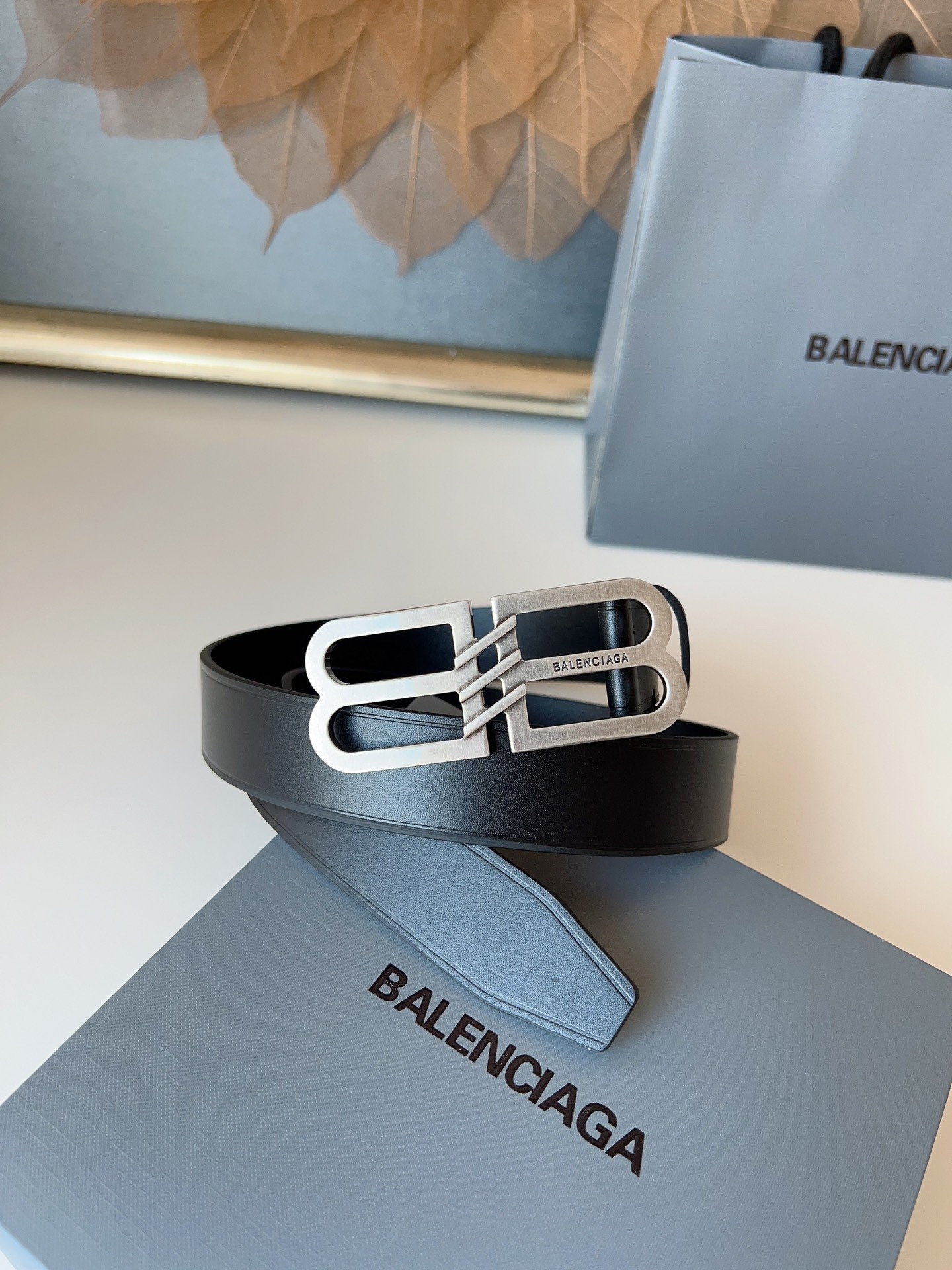 巴黎世家（Balenciaga）寬度3.0cm 是法國的奢侈品牌，作為時尚界最具影響力品牌之一的地位。設計師源於：都市時尚潮流獨特的設計風格，採用進口小牛皮製作；搭配純銅復古五金，使其更具魅力。值得擁有的百搭精品！