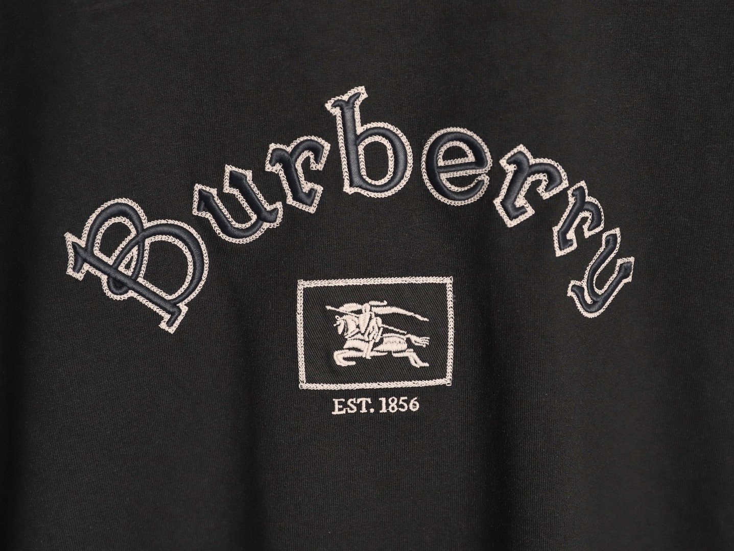 🔝BURBERRY巴寶莉BBR 哥特體刺繡短袖T恤
正品4550購入，100%洗後維斯棉235克，舒彈羅紋285克，進口刺繡，面料酵洗，定制1：1商標，寬松版型
B Size：S-XL