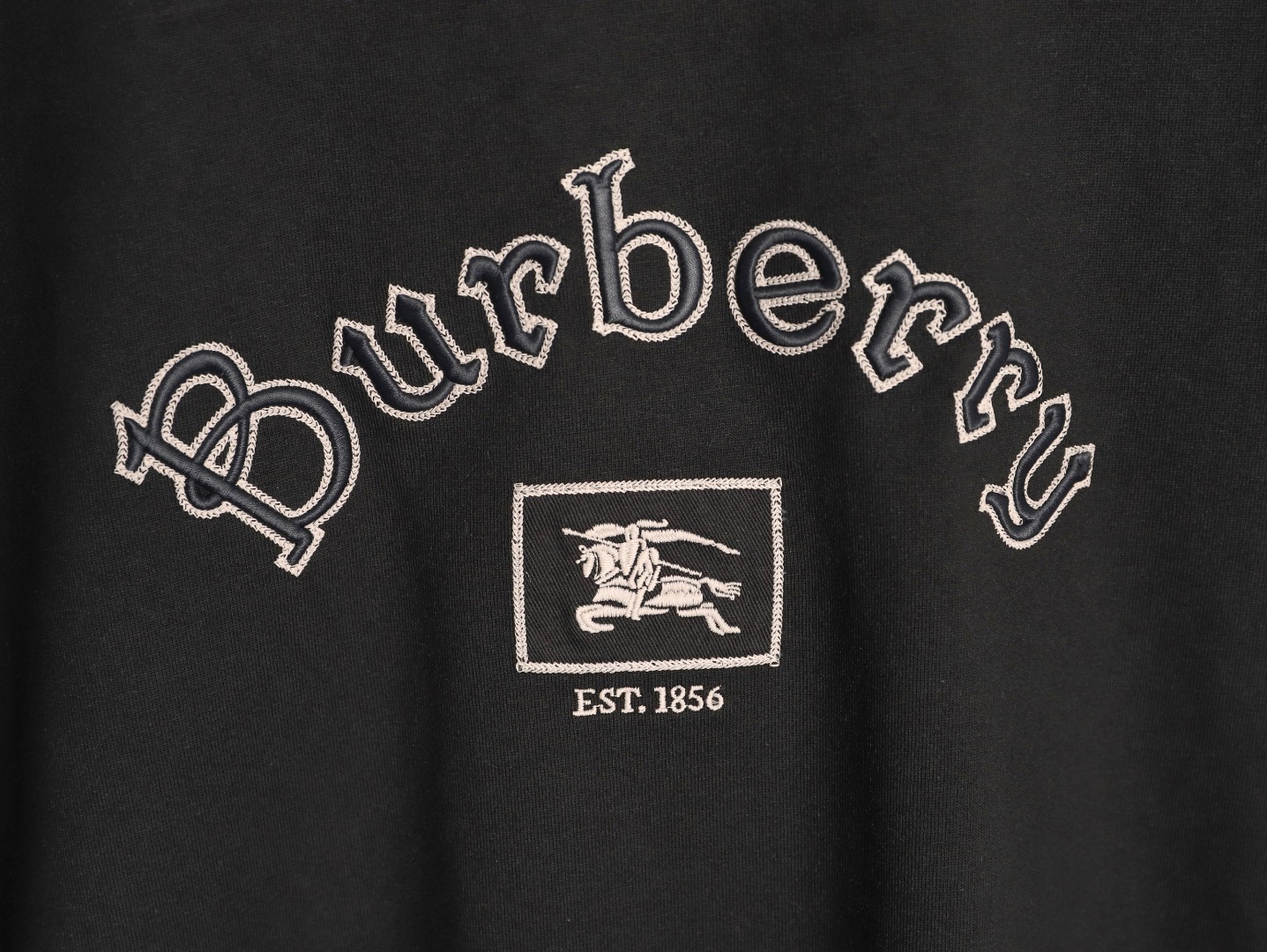 🔝BURBERRY巴寶莉BBR 哥特體刺繡短袖T恤
正品4550購入，100%洗後維斯棉235克，舒彈羅紋285克，進口刺繡，面料酵洗，定制1：1商標，寬松版型
B Size：S-XL