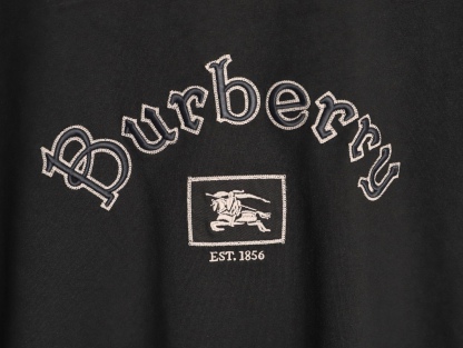 🔝BURBERRY巴寶莉BBR 哥特體刺繡短袖T恤
正品4550購入，100%洗後維斯棉235克，舒彈羅紋285克，進口刺繡，面料酵洗，定制1：1商標，寬松版型
B Size：S-XL