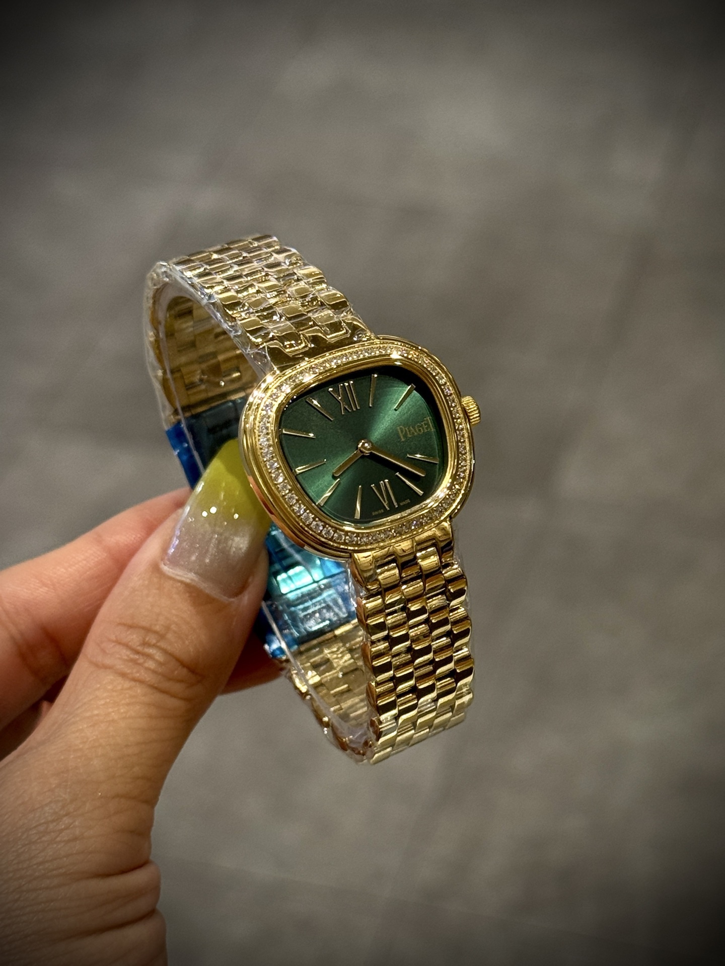 A8 factory•伯爵全新腕表 ﻿ #PiagetSixtie鎏金悅影系列 ﻿ 在瑞士鐘錶展「鐘錶與奇跡」閃亮登場！這款腕表游走於非凡制表工藝與黃金工藝之間，簡直是時尚與藝術的完美結合。Sixtie腕表採用獨特的梯形設計，重新詮釋1960年代末大膽華麗的風格，展現出獨特的魅力與優雅。
✨Sixtie系列腕表
✨直徑29毫米,
✨CNC數控雕刻精鋼梯形表殼
✨專櫃同步超薄厚度僅僅7mm
✨銀色太陽緞面打磨錶盤
✨316L精鋼錶鏈,搭載伯爵進口石英機芯  
認准A8出品！必屬精品！大廠品質！歡迎轉載！