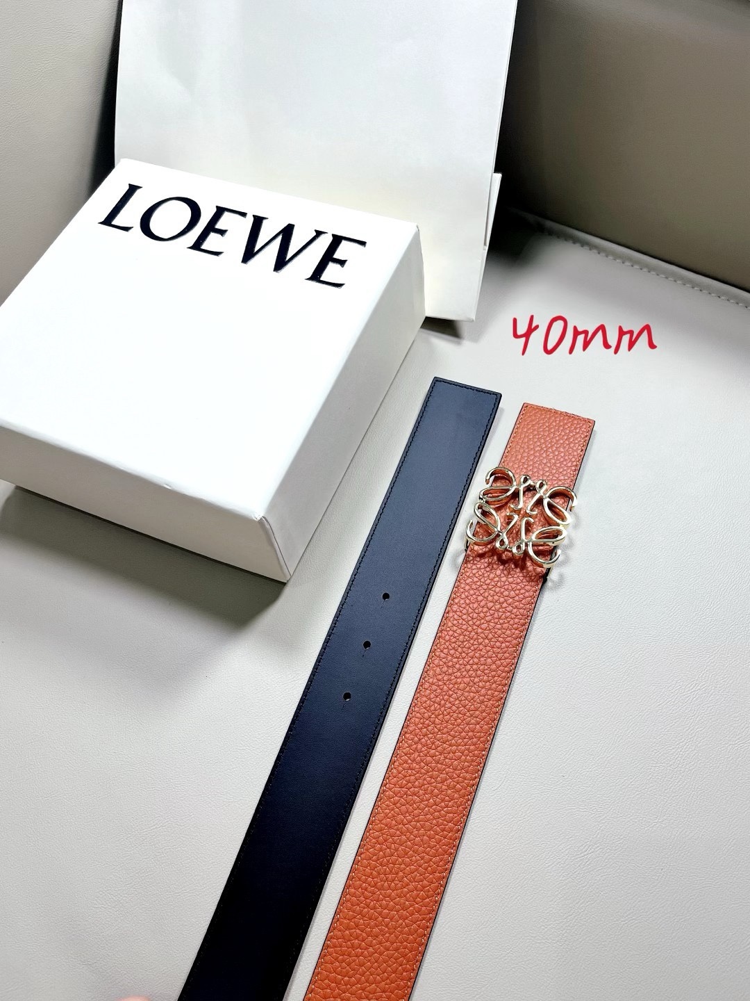 羅意威LoEWE 4.0cm正反兩穿腰帶，選用壓紋牛皮革製成，反復Anagram圖案