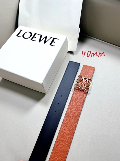 羅意威LoEWE 4.0cm正反兩穿腰帶，選用壓紋牛皮革製成，反復Anagram圖案