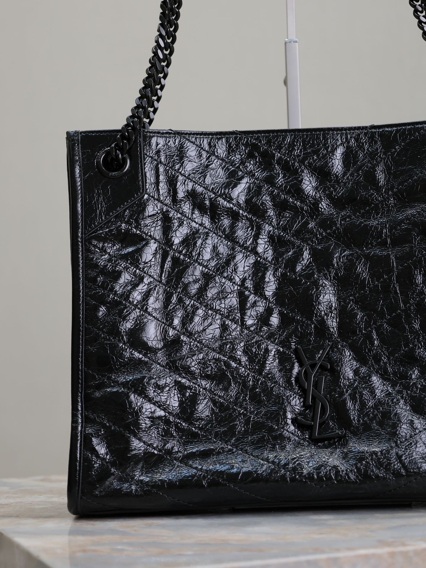 黑色黑扣·
Niki shopping bag_
意大利進口抓皺油蠟牛皮，五金是全牛皮包裹，工藝十分精湛！包袋中間有磁吸扣，保障了包包使用的安全性；內里有一拉鍊隔層及敞口插槽設計可放手機及零錢卡片，方便拿取，不會出現因為是大包而出現找不到東西的情況；包包自重非常輕，容量又足夠大，公文包、旅行包、購物袋、媽媽包隨意切換，實用性爆表！
型號：577999
尺寸：33x27x11.5cm