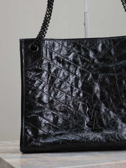 黑色黑扣·
Niki shopping bag_
意大利進口抓皺油蠟牛皮，五金是全牛皮包裹，工藝十分精湛！包袋中間有磁吸扣，保障了包包使用的安全性；內里有一拉鍊隔層及敞口插槽設計可放手機及零錢卡片，方便拿取，不會出現因為是大包而出現找不到東西的情況；包包自重非常輕，容量又足夠大，公文包、旅行包、購物袋、媽媽包隨意切換，實用性爆表！
型號：577999
尺寸：33x27x11.5cm