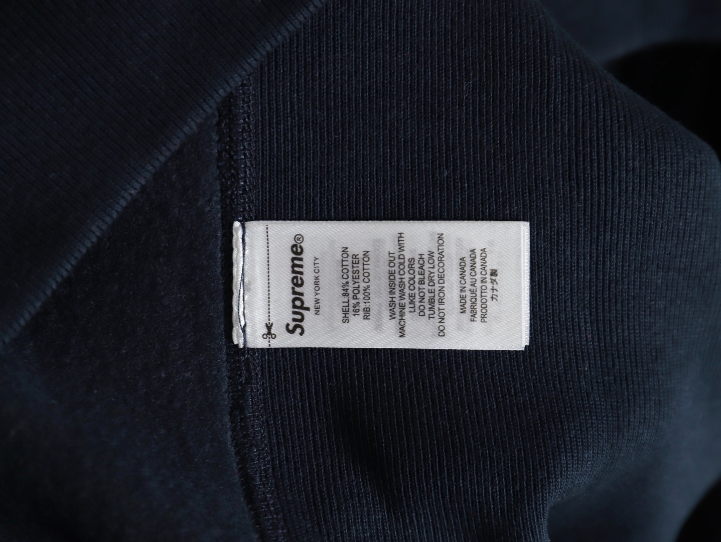 Supreme FW24 WEEK17 Box Logo Hooded Sweatshirt 胸前徽標刺繡logo口袋連帽衛衣帽衫
面料460克 高克重 面布質感強 韌性好 衣服收針處都有打套結（起到加固 久穿不變形 市面普通版本是沒有的哦） 歡迎對比 品質保證
F 尺碼：S M L XL