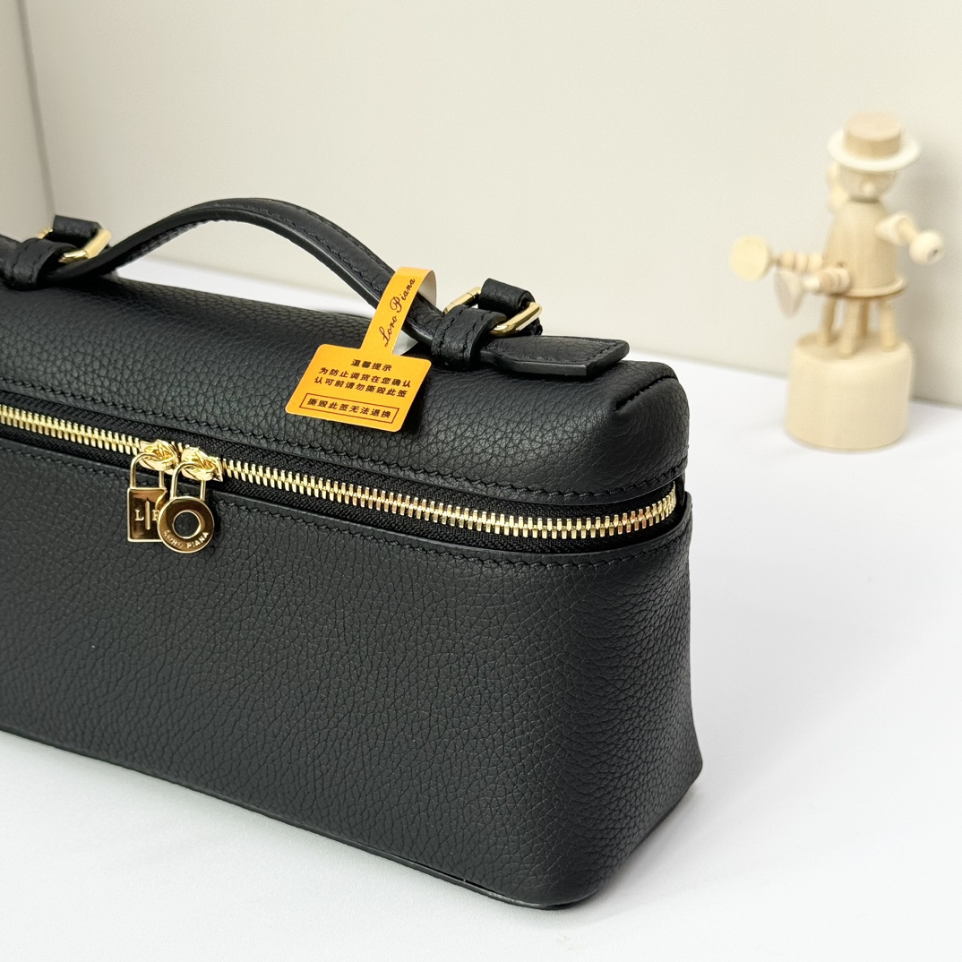 𝓸𝓻𝓸 𝓟𝓲𝓪𝓷𝓪諾悠翩雅
𝑬𝒙𝒕𝒓𝒂 𝑷𝒐𝒄𝒌𝒆𝒕 𝑳𝟏𝟗 
這是一款大開口結構的功能性設計的手拿包，經典風格和簡約設計的組合體。包身採用進口原廠小牛皮材質，輕微的錘紋呈現優雅的紋理，內里採用進口原廠小羊皮。皮革手柄和可拆卸肩帶，可打造出不同背法實用百搭。雙向拉鍊開合，搭配My Charms銀色金屬掛飾。（LP特級全鋼配件五金）
size：11×19×6.5cm
貨號：FAN4046
配套全套專櫃禮盒包装🎁