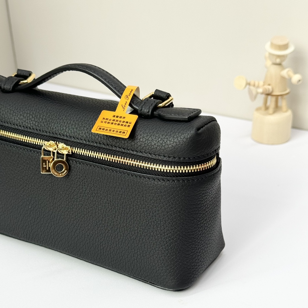 𝓸𝓻𝓸 𝓟𝓲𝓪𝓷𝓪諾悠翩雅
𝑬𝒙𝒕𝒓𝒂 𝑷𝒐𝒄𝒌𝒆𝒕 𝑳𝟏𝟗 
這是一款大開口結構的功能性設計的手拿包，經典風格和簡約設計的組合體。包身採用進口原廠小牛皮材質，輕微的錘紋呈現優雅的紋理，內里採用進口原廠小羊皮。皮革手柄和可拆卸肩帶，可打造出不同背法實用百搭。雙向拉鍊開合，搭配My Charms銀色金屬掛飾。（LP特級全鋼配件五金）
size：11×19×6.5cm
貨號：FAN4046
配套全套專櫃禮盒包装🎁