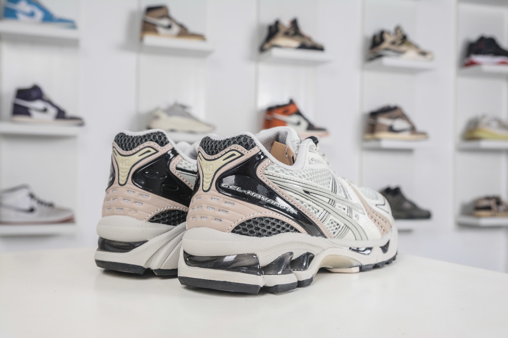 Asics Gel-Kayano 14  亚瑟士运动休闲透气专业跑鞋 
货号:1203A549 021
尺码：36 37 37.5 38 39 39.5 40 40.5 41.5 42 42.5 43.5 44 45