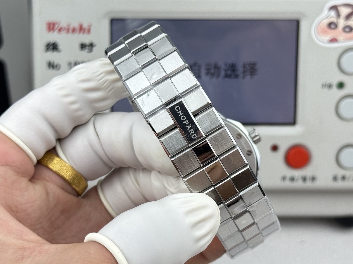 GHFactory 獨家力作👍
蕭邦AlpineEagle雪山傲翼系列
🌈彩T鑽🌟變色龍🦎滿天星✨限量款及隱藏款首推
如炬目光，比擬暗夜星芒⛰️於山川湖海間🌊洞見紳士願景與磅礡未來👔
尺寸：原裝一致41mmX9.7mm
機芯：9015改Chopard 01.01-c
錶鏈：獨家原版開模金磚型鏈節一體式錶鏈
岩石紋錶盤，鍍銠羅馬數字，時針及分針時標均覆以Super-LumiNova® X1級螢光塗層
致獻當代“雄鷹”，志存高遠之人在日常生活中超邁群倫，其視野啓迪人心、昇華情志。憑借遠見和決心，