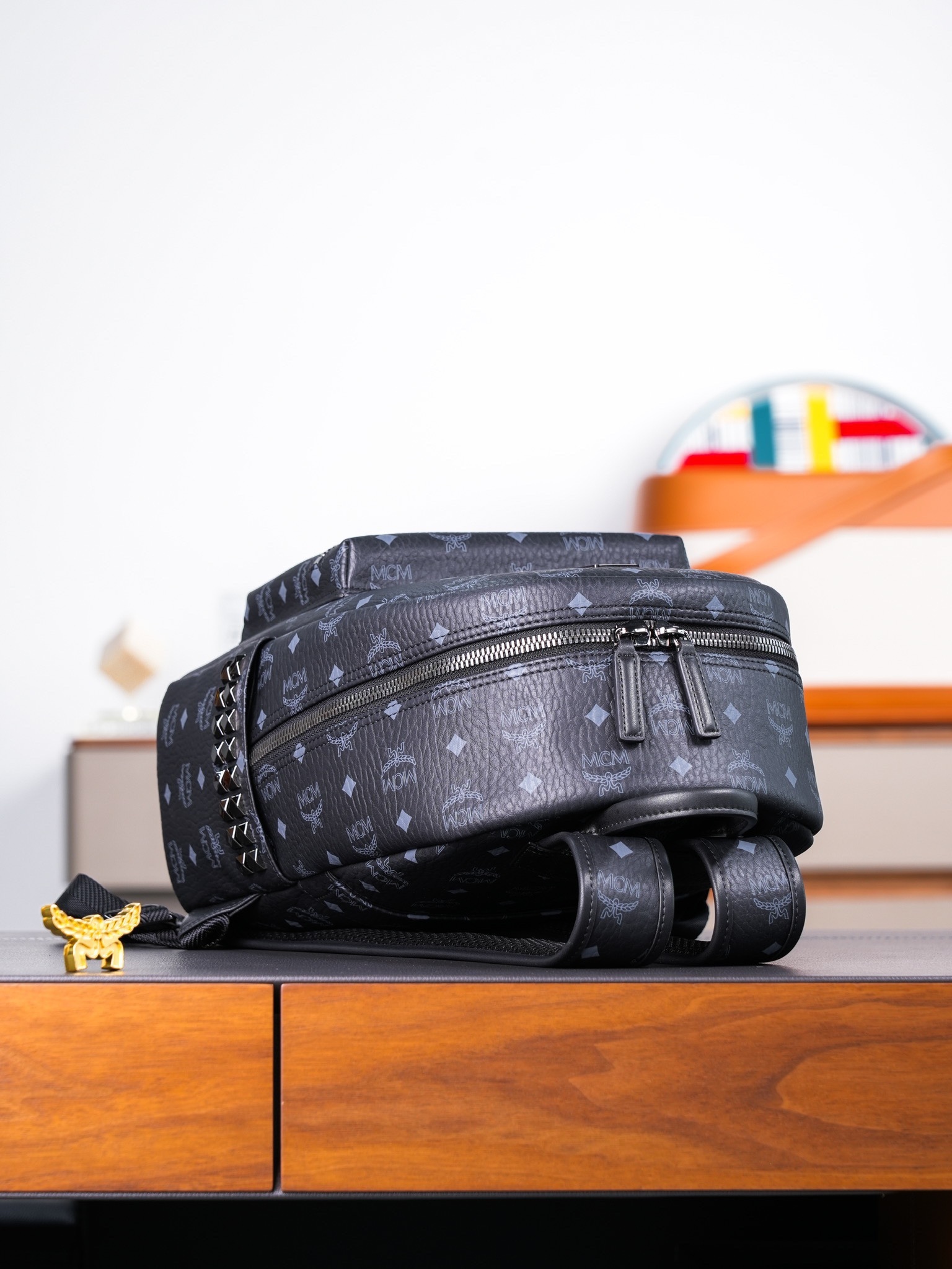 𝙈𝘾𝙈 𝙎𝙩𝙖𝙧𝙠 𝙎𝙞𝙙𝙚 𝙎𝙩𝙪𝙙𝙨，𝘽𝙖𝙘𝙠𝙥𝙖𝙘𝙠 𝙞𝙣 𝙑𝙞𝙨𝙚𝙩𝙤𝙨黑色小中号#铆钉双肩背包🎒黑色
# 男女同款包 # 背包里的黑酷天花板
这款双肩背包结构规整，采用经典Visetos材料制成，并饰以豪华的Nappa皮革饰边，其内部空间充裕，金字塔形的铆钉侧边使其前卫感十足。