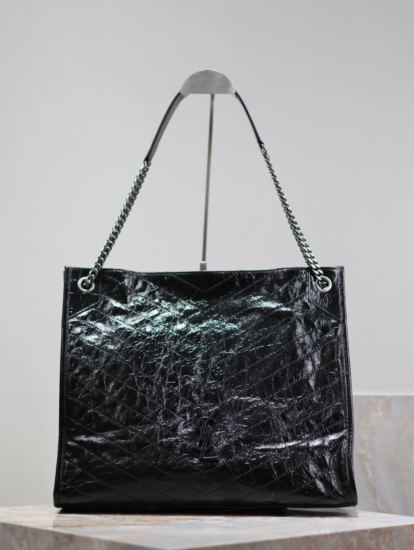 【New】
Niki shopping bag_大號
意大利進口抓皺油蠟牛皮，五金是全牛皮包裹，工藝十分精湛！包袋中間有磁吸扣，保障了包包使用的安全性；內里有一拉鍊隔層及敞口插槽設計可放手機及零錢卡片，方便拿取，不會出現因為是大包而出現找不到東西的情況；包包自重非常輕，容量又足夠大，公文包、旅行包、購物袋、媽媽包隨意切換，實用性爆表！
型號：577998
尺寸：39×31.5×12.5cm