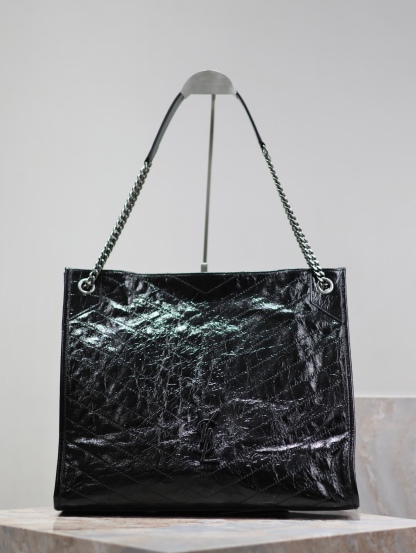【New】
Niki shopping bag_大號
意大利進口抓皺油蠟牛皮，五金是全牛皮包裹，工藝十分精湛！包袋中間有磁吸扣，保障了包包使用的安全性；內里有一拉鍊隔層及敞口插槽設計可放手機及零錢卡片，方便拿取，不會出現因為是大包而出現找不到東西的情況；包包自重非常輕，容量又足夠大，公文包、旅行包、購物袋、媽媽包隨意切換，實用性爆表！
型號：577998
尺寸：39×31.5×12.5cm