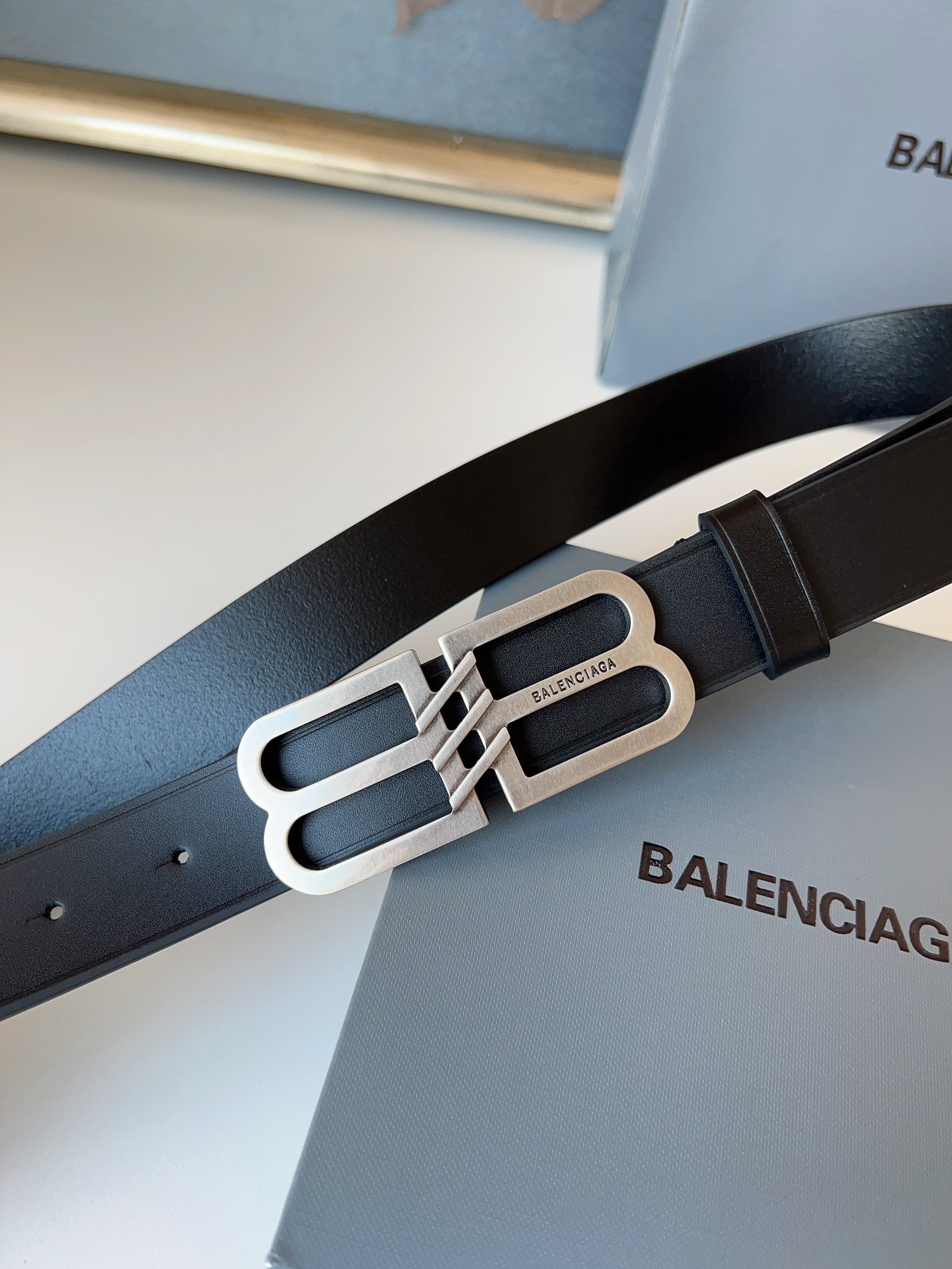 巴黎世家（Balenciaga）寬度3.0cm 是法國的奢侈品牌，作為時尚界最具影響力品牌之一的地位。設計師源於：都市時尚潮流獨特的設計風格，採用進口小牛皮製作；搭配純銅復古五金，使其更具魅力。值得擁有的百搭精品！