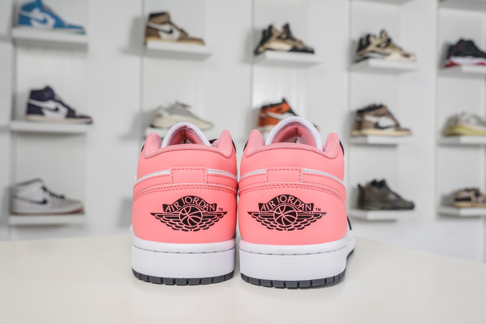 Air Jordan 1 Low 白黑粉  AJ1 低幫休閒板鞋
貨號: 553560 025
Size： 36 36.5 37.5 38 38.5 39 40