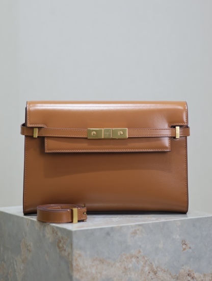 Manhattan_29cm
翻蓋曼哈頓法棍包，一改以往經典的logo，取而代之低調簡約的設計風格，它有點像H家的凱莉，很有復古的味道！商務➕休閒兩者結合，總結起來就是百搭！可以手拿，可以單肩或斜挎，一包多用，滿足了商務型女士，又滿足了小女生的休閒！精心挑選的意大利牙簽紋牛皮、完美的走線、精緻的五金讓整個包包都散髮出高級的味道！
型號：579271
尺寸：29x20.5x7cm