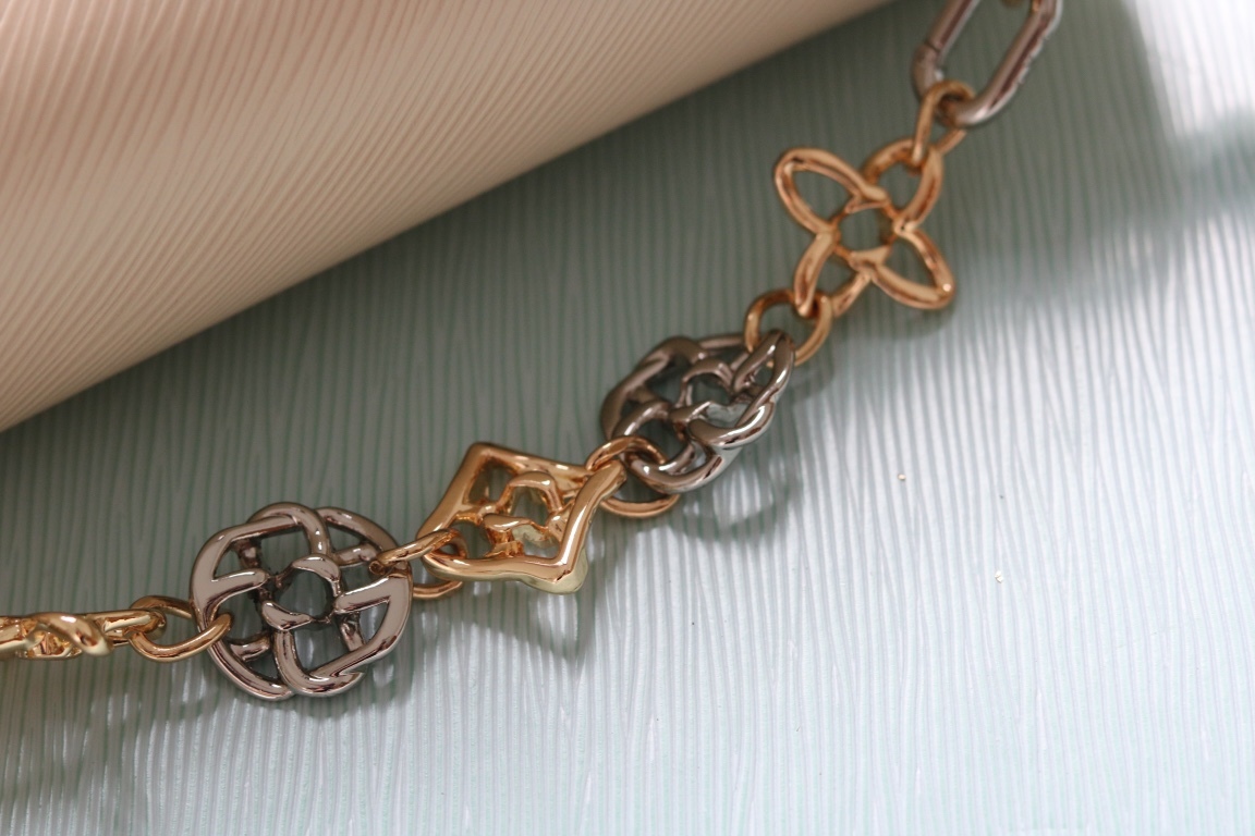 原版品質[玫瑰]歡迎貨比三家[玫瑰]款號：50391/22773/22774/23074/22768[玫瑰][玫瑰][玫瑰]本款Twist中號手袋將品牌標誌性Monogram花卉精巧融入裝飾鏈條，與雙色鎖扣相互呼應，優雅詮釋當季 TwistedFlowers主題。內貼袋之一配有可拆卸鏡子。
23x17x9.5釐米(長度x高x寬) Epi粒面皮革牛皮革飾邊牛皮革內襯金屬件
LVTwist扭鎖
內貼袋，配有可拆卸鏡子後側內貼袋
大號前內袋配有拉鍊袋肩帶:可拆卸，可調節包帶半長:350釐米
