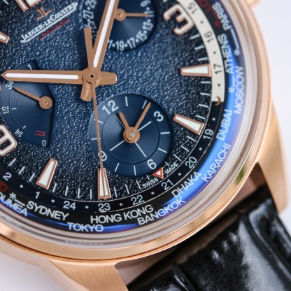 積家 北宸系列  Geographic WT“全球限量版”地理學家世界時腕表採用藍黑漸變色與全黑色錶盤 腕表的凸緣顯示全球24個時區 成為行動派男士旅行期間的可靠搭檔 佩戴者可透過10時位置的表冠設定 尺寸43mm表殼 316L鋼殼 搭配拱“鍋蓋”鏡面 採用亞洲機芯復刻版：936A/1自動上鏈 技術無與倫比 城市名部分以乳白色為基底 2時位置的日曆顯示 6時位置的第二時區顯示和10時位置的動力儲存顯示副錶盤飾以太陽放射狀飾紋 進口牛皮 升級版原裝折疊扣 SJ精緻推薦男士多功能機械腕表