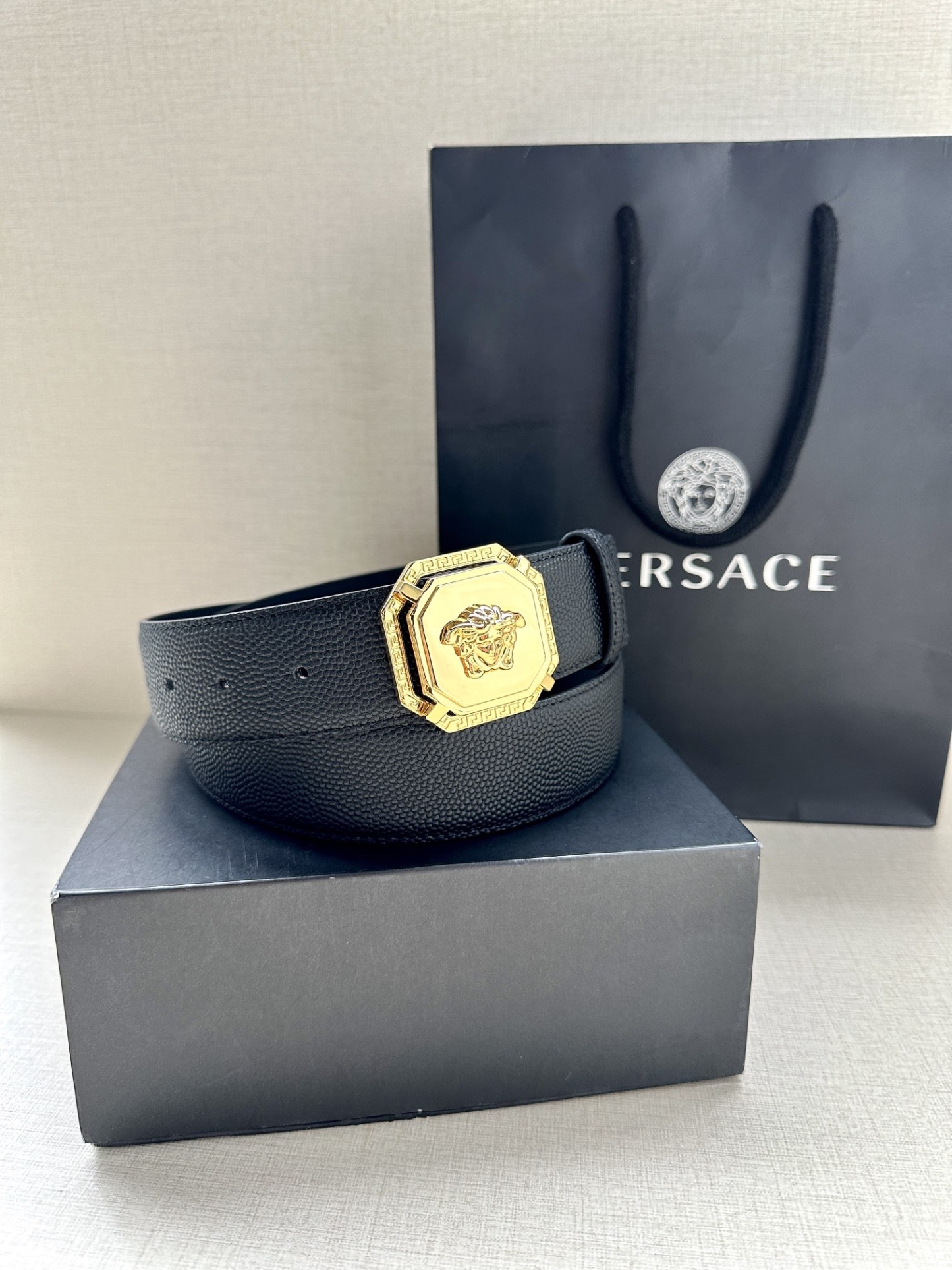 寬度4.0cm VERSACE （範思哲）此款柔軟的皮帶飾3D美杜莎腰帶扣，可搭配正裝或休閒牛仔裝。