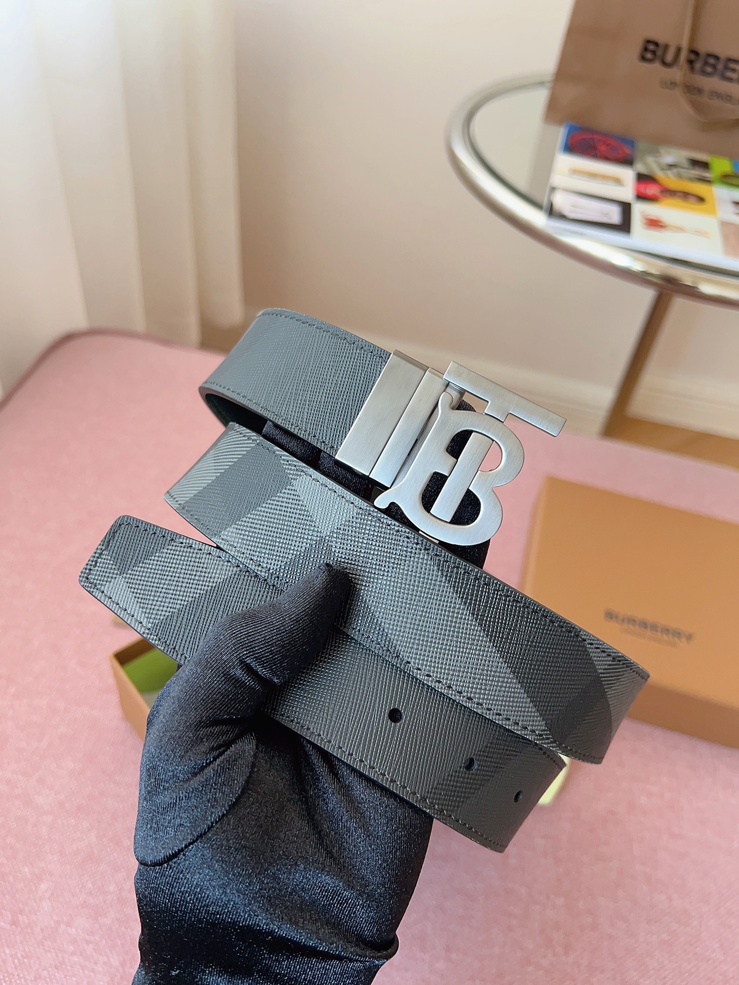 
Burberry博柏利品牌始終秉承傳統精髓，彰顯卓爾不凡的匠制工藝，優雅率性的英倫設計與銳意革新的時尚理念。3.5cm