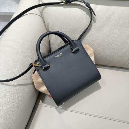 B家手提包斜挎包，經典棉質格紋帆布拼牛皮，袋口拉鍊設計，兩側可收攏展開，多種背法，上身效果超贊，尺寸：21/20/13，型號4881