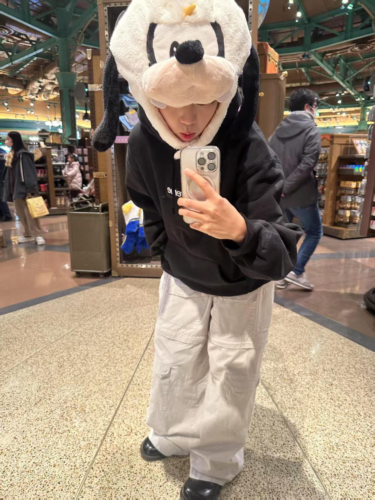 Supreme FW24 WEEK17 Box Logo Hooded Sweatshirt 胸前徽標刺繡logo口袋連帽衛衣帽衫
面料460克 高克重 面布質感強 韌性好 衣服收針處都有打套結（起到加固 久穿不變形 市面普通版本是沒有的哦） 歡迎對比 品質保證
F 尺碼：S M L XL