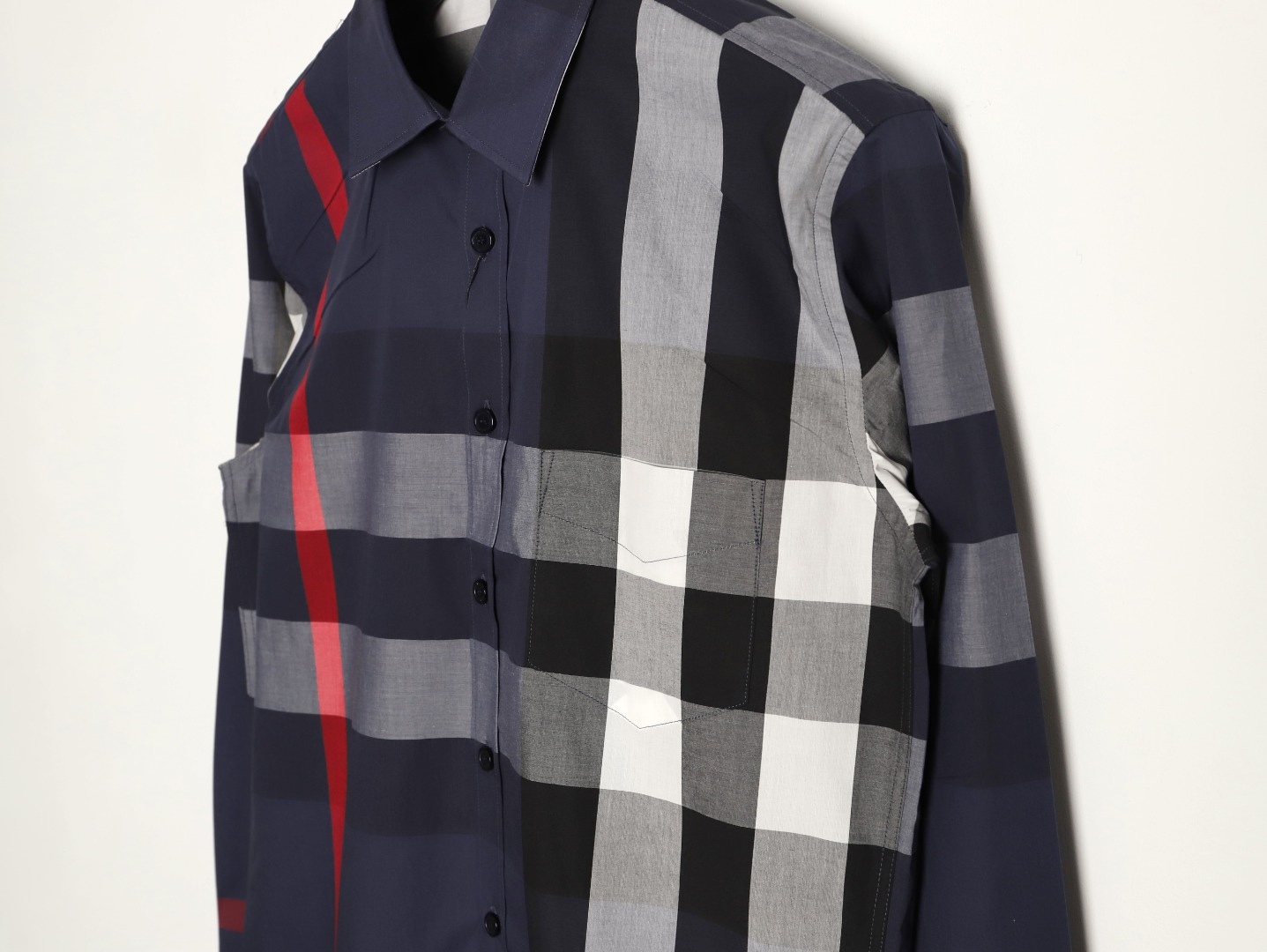 Burberry/巴寶莉 經典大格紋棉質襯衫
定制原版一致80支精梳棉單線紗，紗線全部訂染，最終確定織法，
無論是格型大小線條粗細均達到Y版水平並且布料沒有尾斜現象，
紅外線裁剪對條對格單件裁，保證大貨品質，
定制塔羅貝油封噴漆扣子自然發亮（不同市場版都是樹脂扣），裁片、領子坐領 門邊 袖口 部位加了燙薄，
全部要對格對位出成品，紅外激光定位對格取位，
每個獨立的尺碼都是定位裁片，前幅，口袋，袖子等部位都是對格對位的，
工序複製，費時費料，經典簡單氣質不失大牌，面料上身舒適柔軟卻又挺括有型，