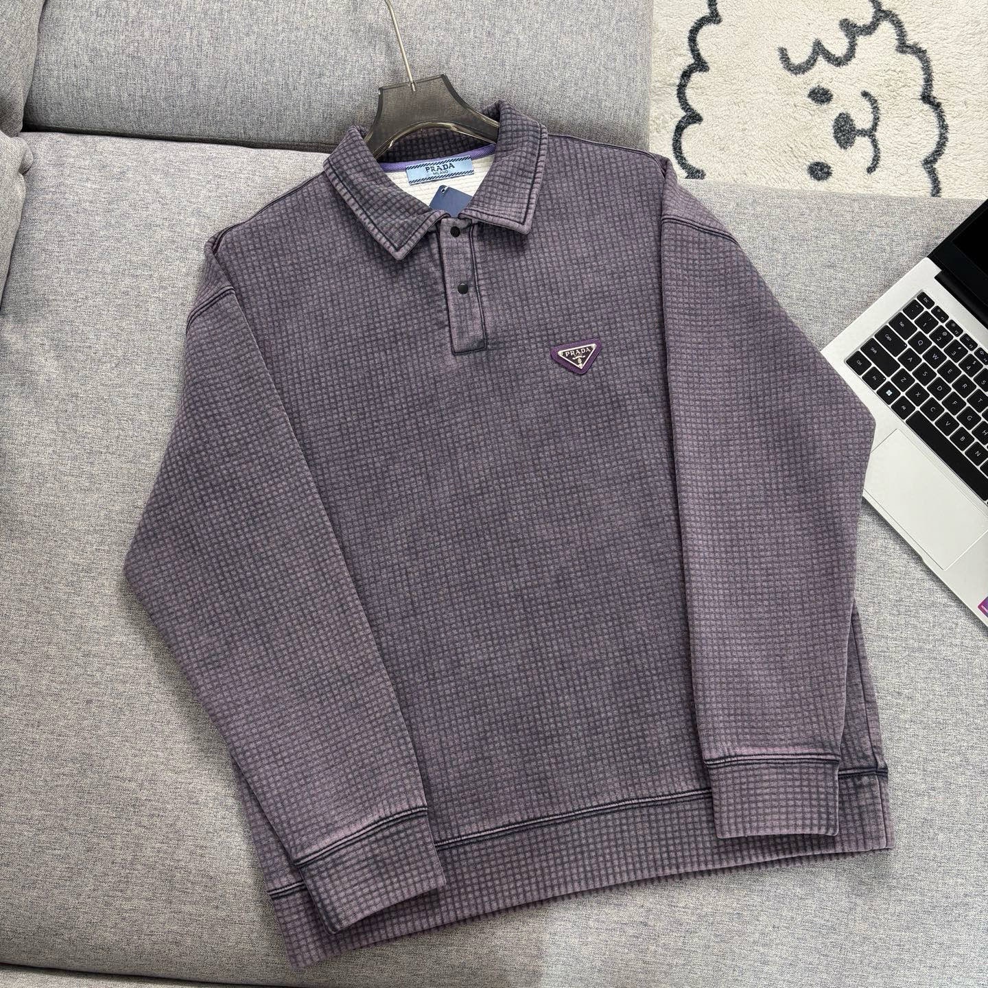 Prada普拉達日系翻領長袖衛衣
原相機📷實拍 質感看得見
水洗做舊工藝，質地軟軟糯糯有質感
版型寬松 遮肉顯瘦 不挑身材
斜紋肌理感泡泡TR優質面料
紋路清晰自然 觸感軟糯舒適 
男女皆可穿可當情侶裝！
質量放心入手不亂吹品質值得信賴

顏色：花灰  黑色  紫灰色
尺碼：M-2XL

尺碼    M     L     XL    XXL   
衣長    69    71    73     75   
胸圍    116  120   124  128
袖長    55    56