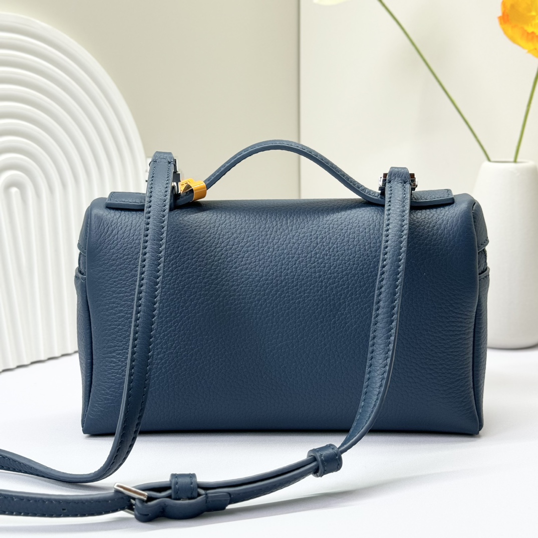 𝓛𝓸𝓻𝓸 𝓟𝓲𝓪𝓷𝓪諾悠翩雅
𝑬𝒙𝒕𝒓𝒂 𝑷𝒐𝒄𝒌𝒆𝒕 𝑳𝟏𝟗 
這是一款大開口結構的功能性設計的手拿包，經典風格和簡約設計的組合體。包身採用進口原廠小牛皮材質，輕微的錘紋呈現優雅的紋理，內里採用進口原廠小羊皮。皮革手柄和可拆卸肩帶，可打造出不同背法實用百搭。雙向拉鍊開合，搭配My Charms銀色金屬掛飾。（LP特級全鋼配件五金）
size：11×19×6.5cm
貨號：FAN4046
配套全套專櫃禮盒包裝🎁